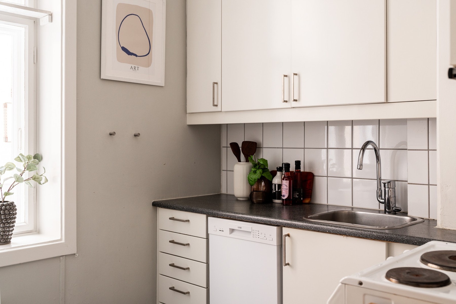 Kjøkken av eldre dato med slette fronter og benkeplate i laminat Galleribilde