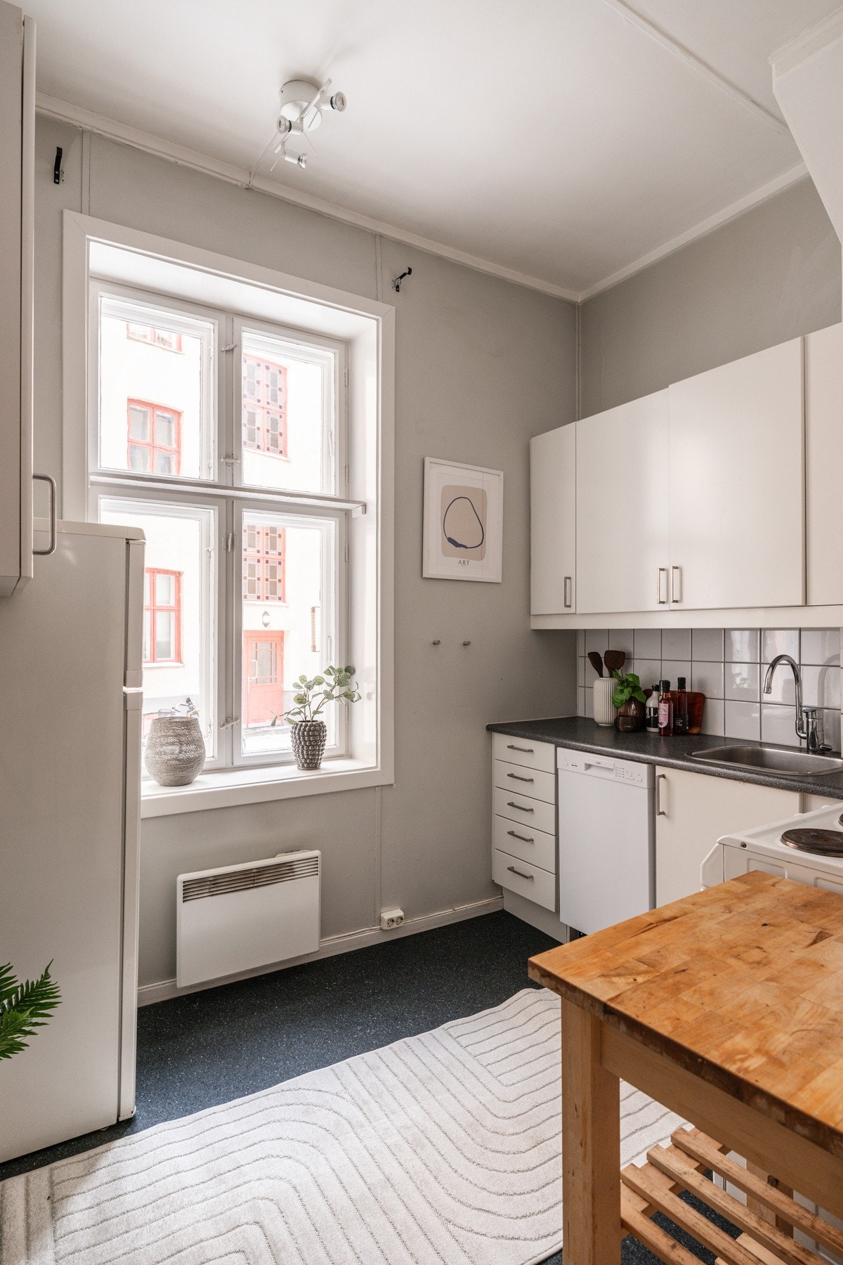 Det er plass til liten spiseplass på kjøkkenet om ønskelig. Galleribilde