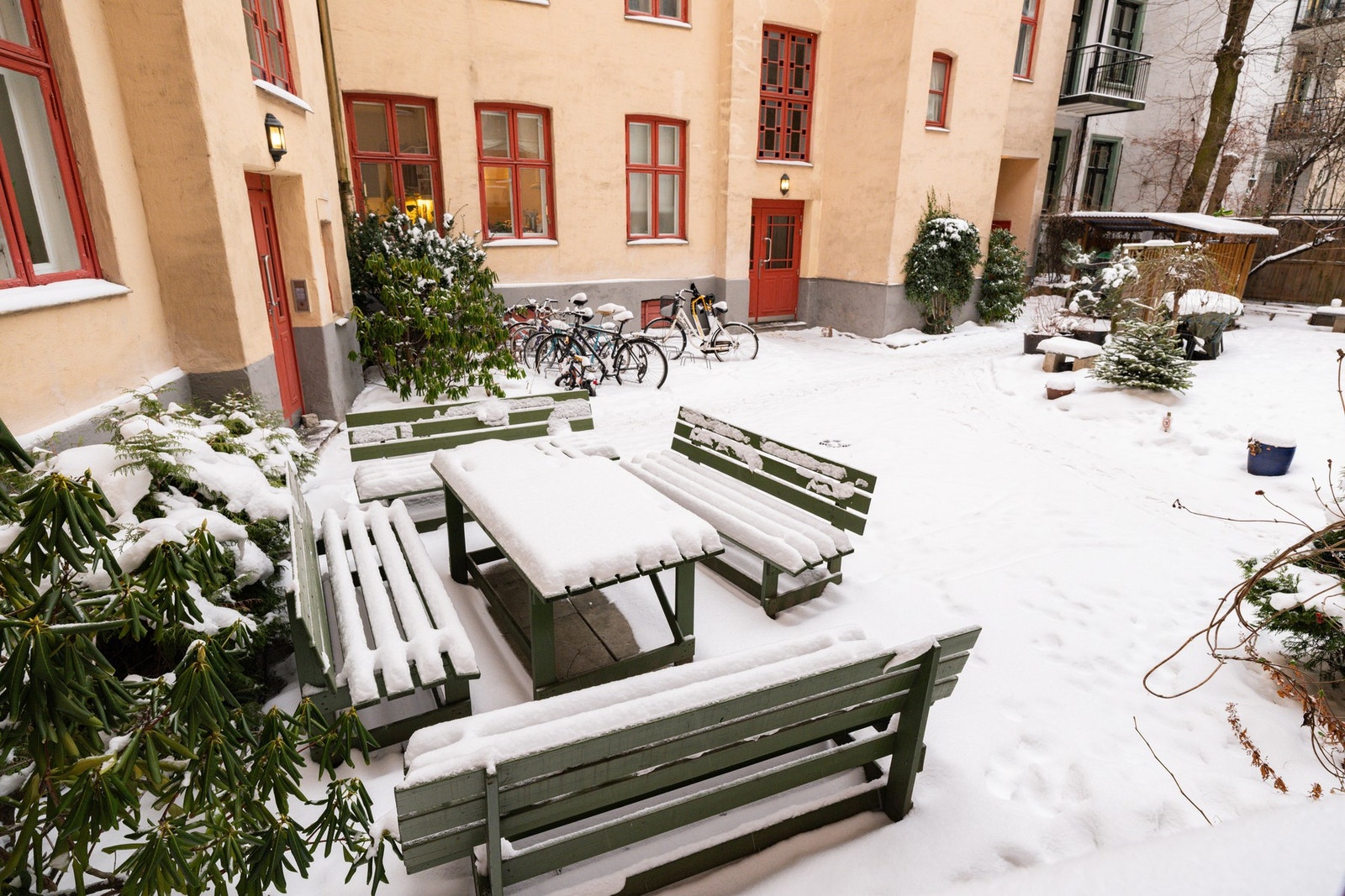 Sameiet har felles gårdsrom med sittegrupper bor seksjonseierne. Galleribilde