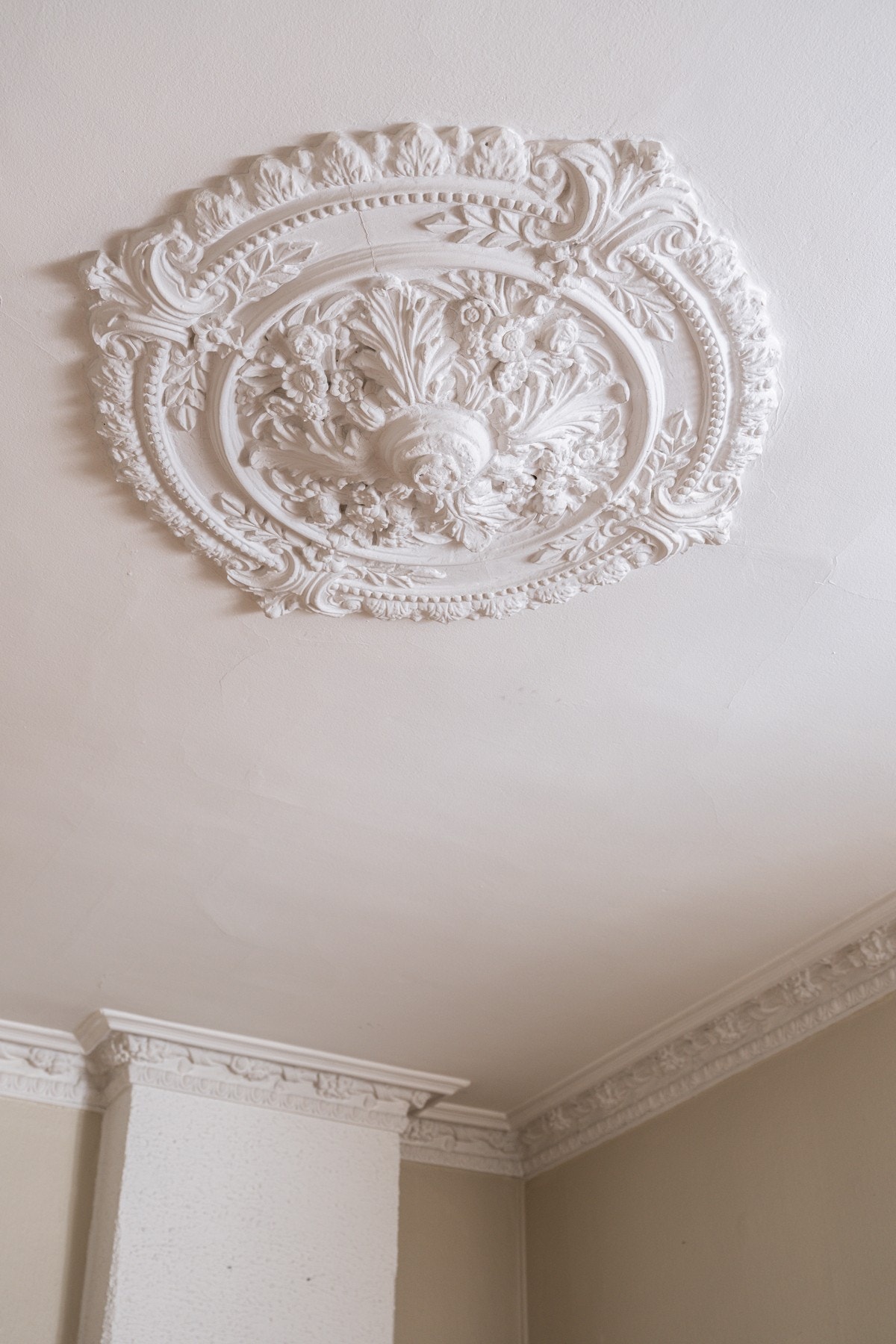 Klassiske detaljer som generøs takhøyde med vakker rosett og stukkatur i himlingen. Galleribilde