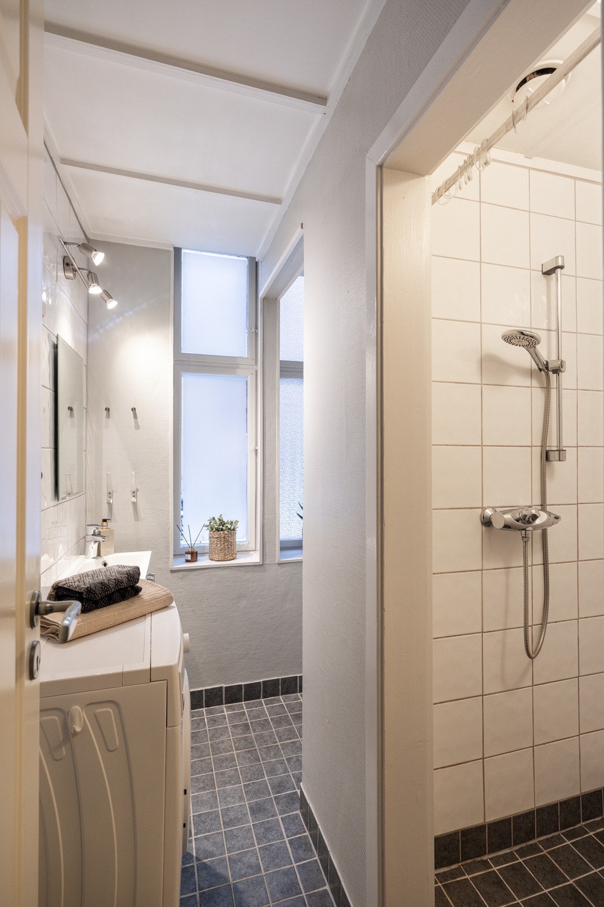 Det er opplegg for vaskemaskin på badet. Galleribilde