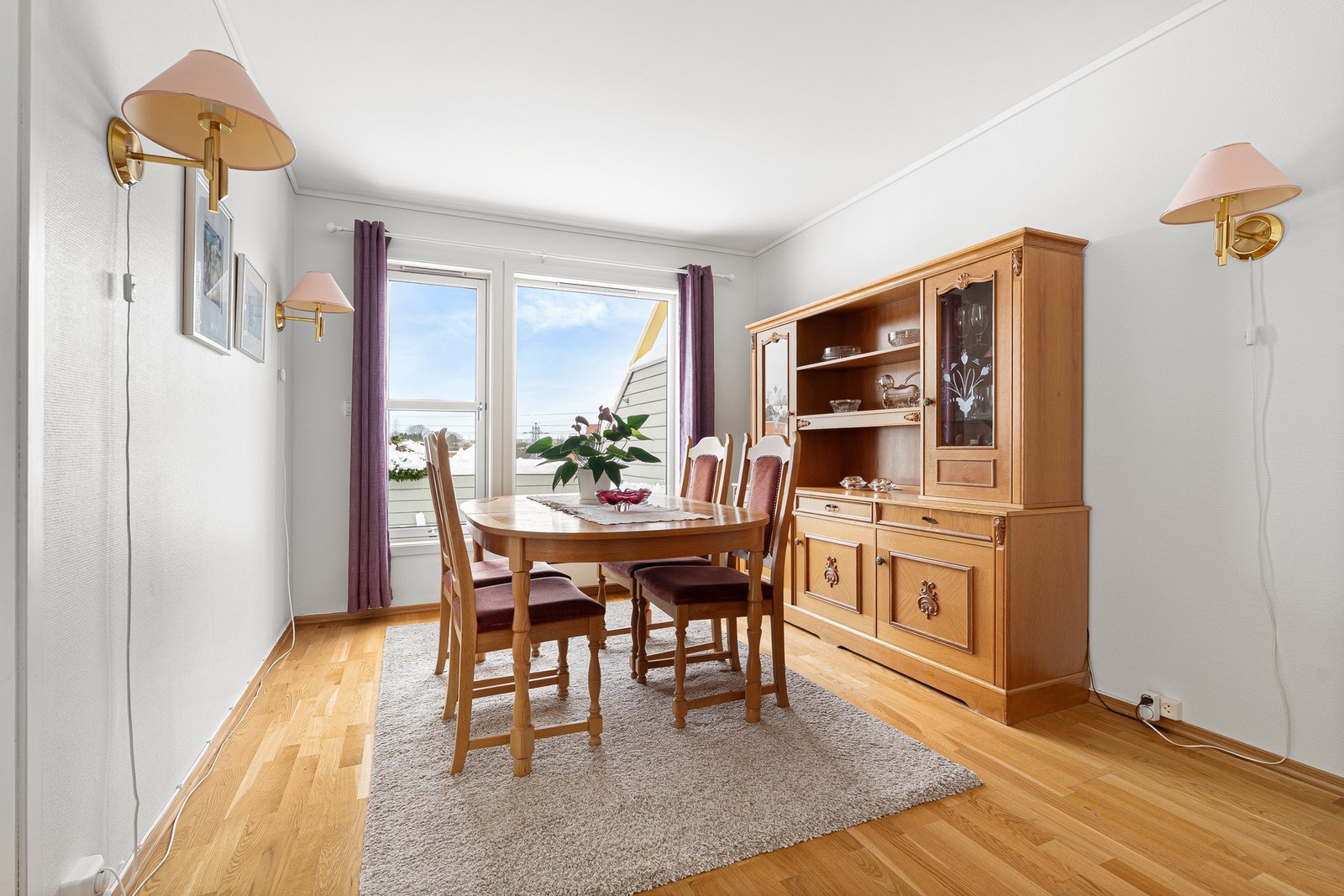 Soverom 1 benyttes i dag som spisestue, og måler hele 12 m². Galleribilde