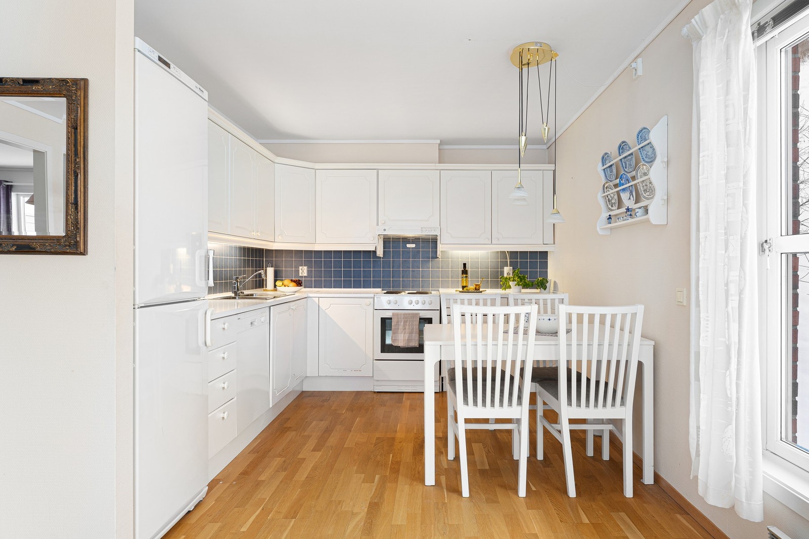 Kjøkkenet har en delvis åpen løsning med stuen. Galleribilde