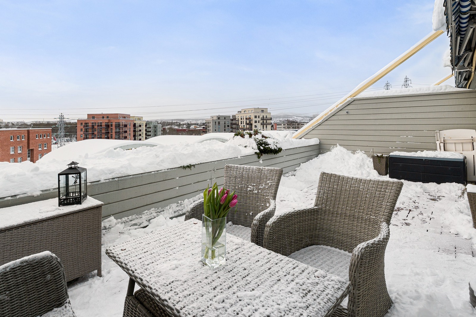 Den sør-vestvendte terrassen sikrer svært gode solforhold gjennom store deler av dagen. Galleribilde