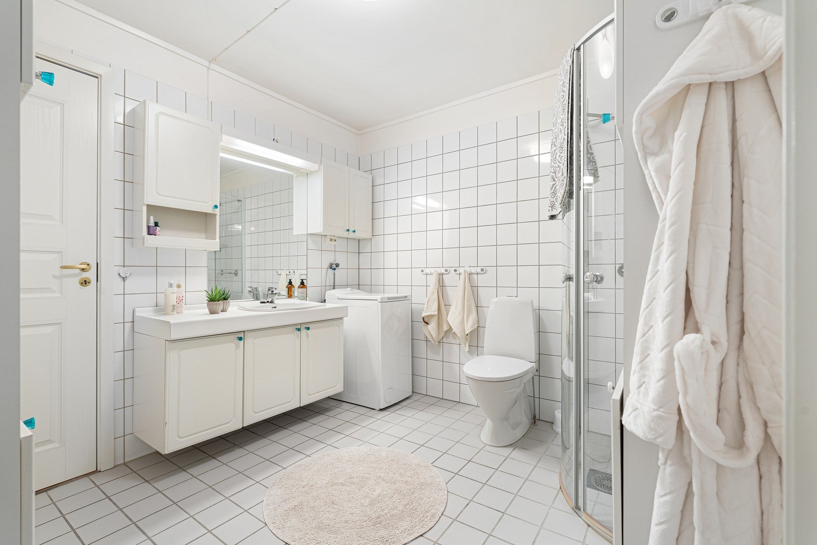 Stort flislagt bad på 7,5 m² med varme i gulv. Galleribilde