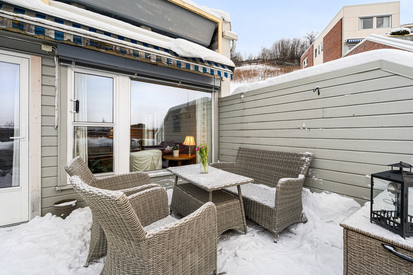 Her er det god plass til ønsket utemøblement. Galleribilde