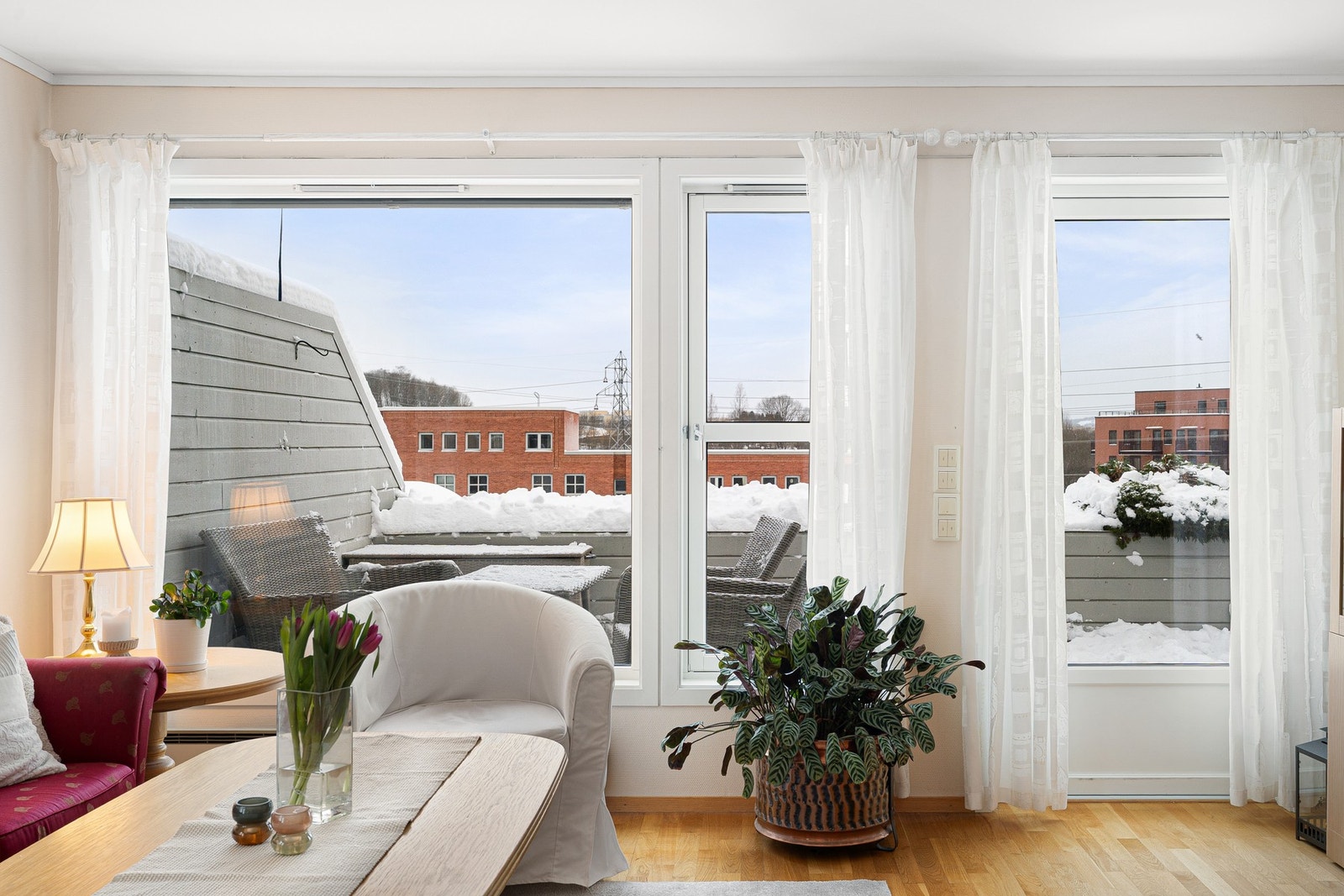 De store vindusflatene sikrer rikelig med naturlig lysinnslipp. Galleribilde