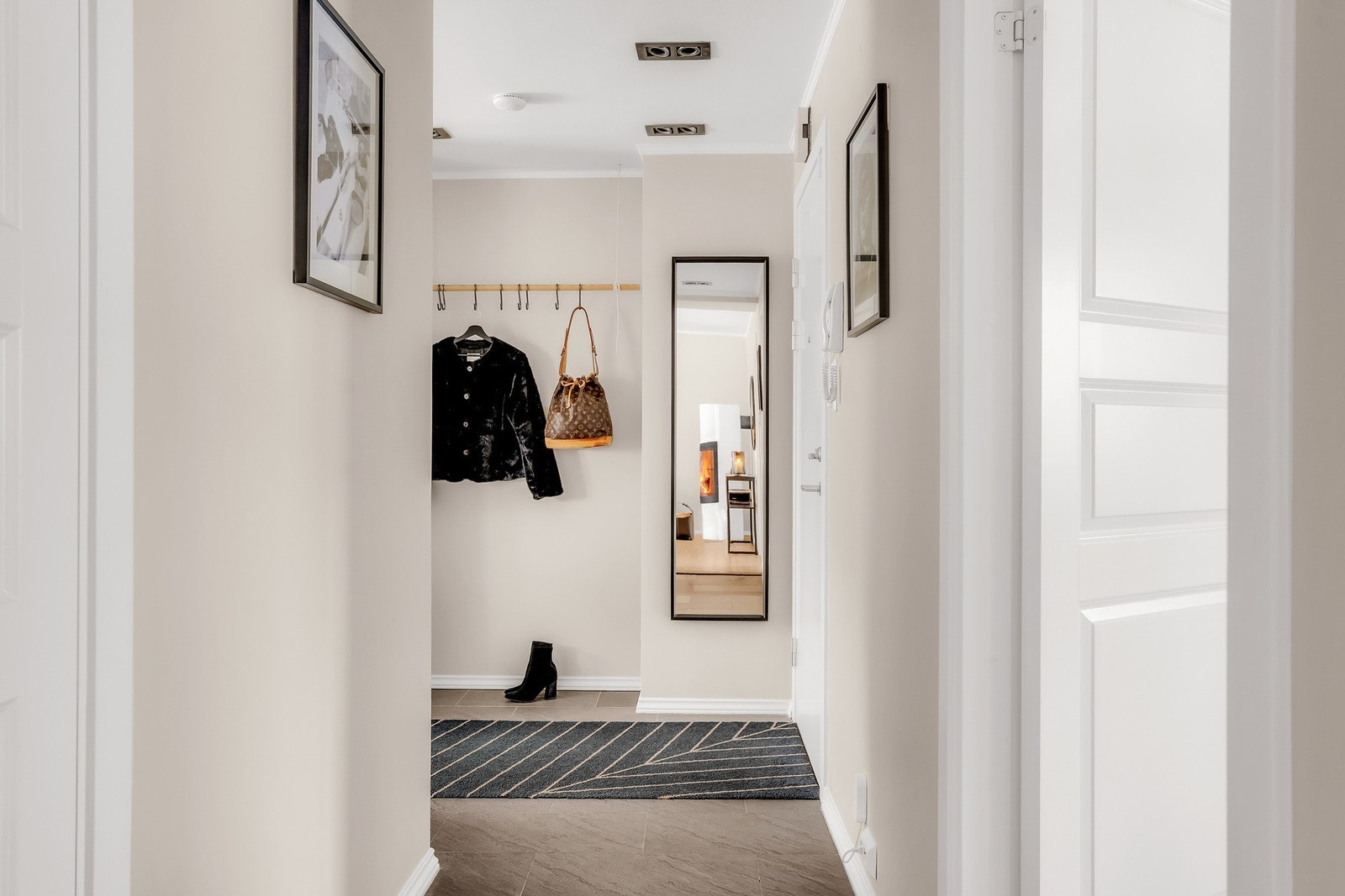Flislagt entré med plass til garderobeskap og skoskap. Entréen har dørcalling, og entrédør fra 2019. Galleribilde