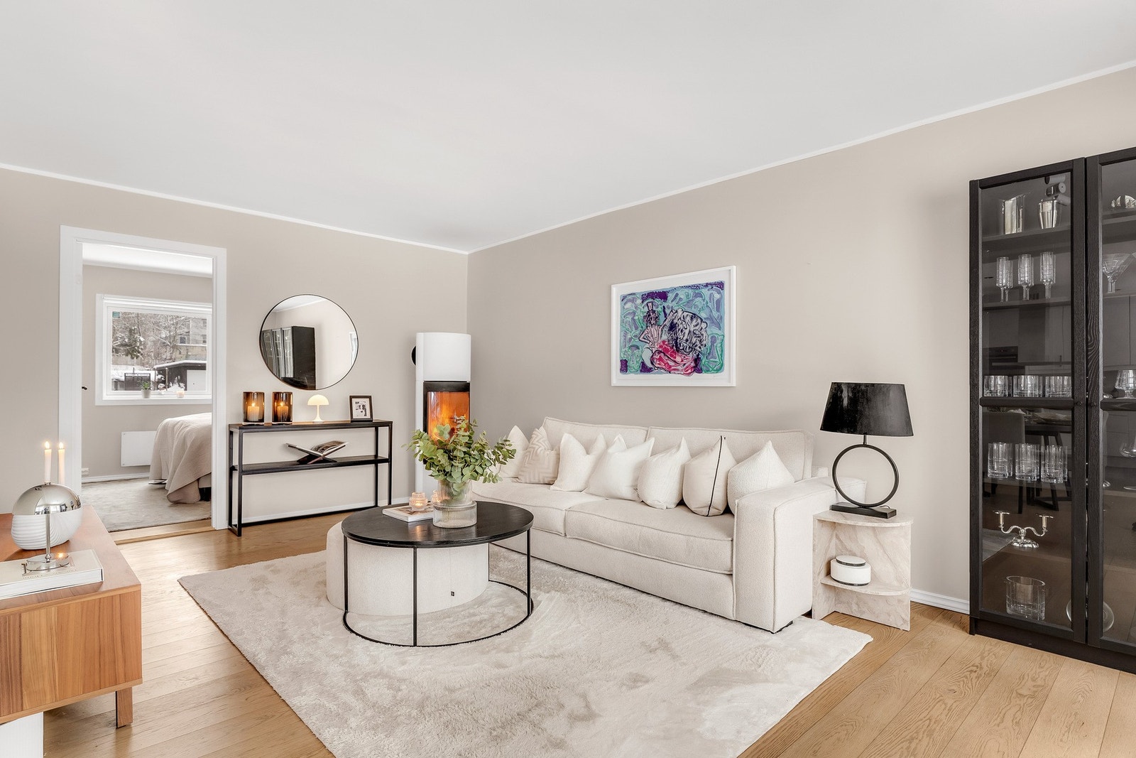 Stuen utforming gjør det enkelt å innrede etter eget ønske, og det er god plass til sofagruppe og øvrig møblement. Galleribilde