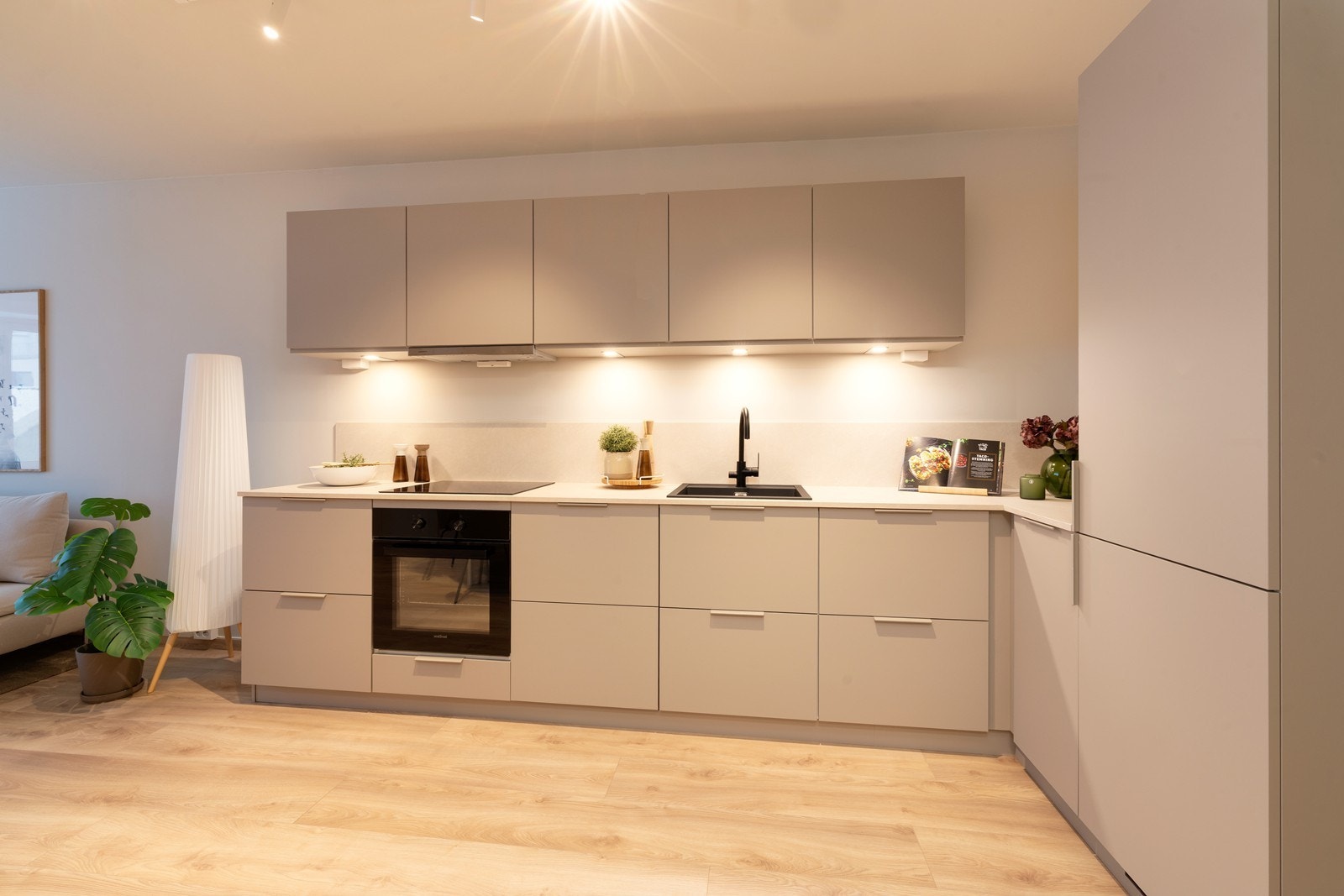 Kjøkkenet har godt med oppbevaringsplass i under- og overskap. Innredningen er naturlig plassert i rommet. Galleribilde