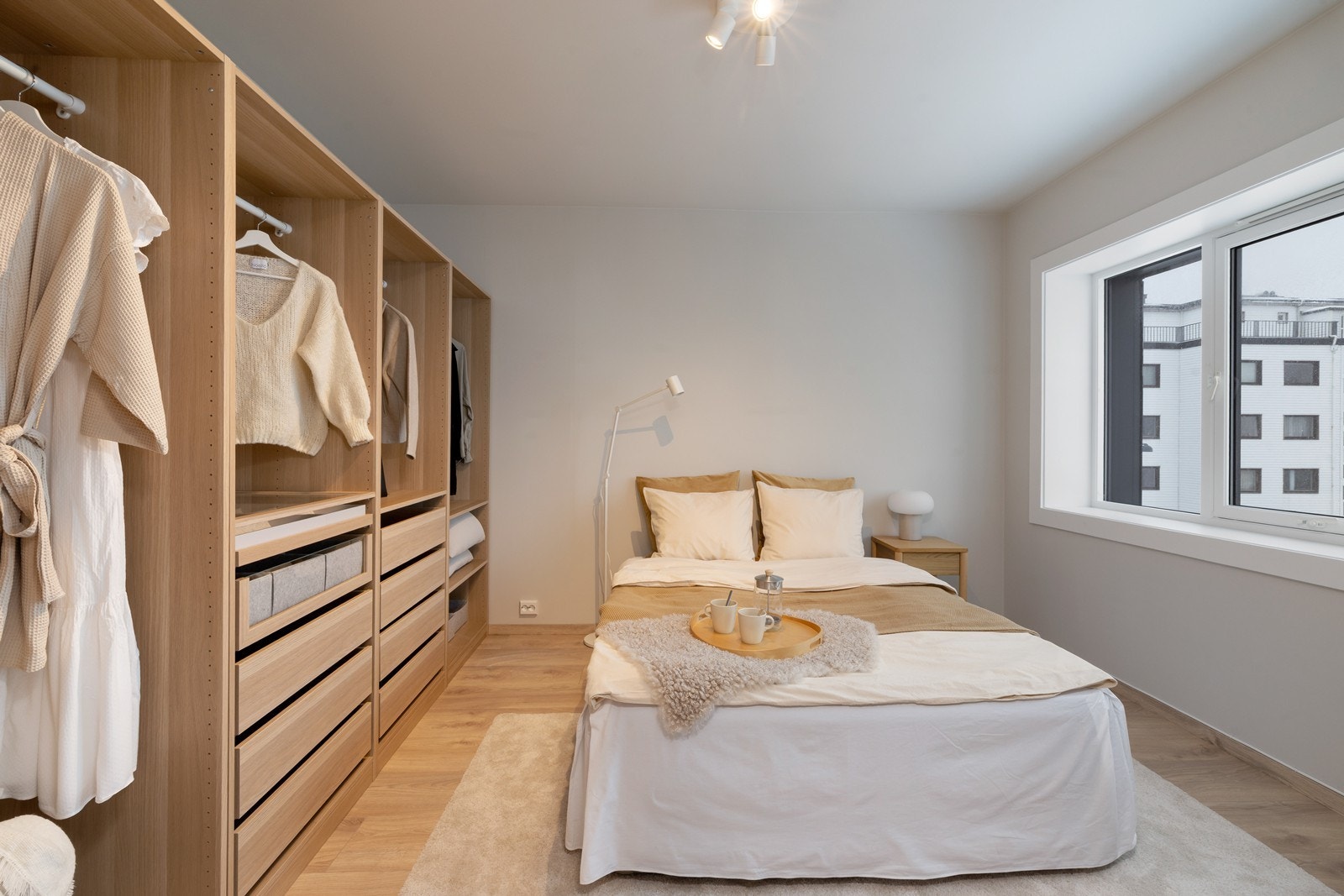 Leiligheten har to gode soverom hvor rommene har plass til seng med tilhørende møblement Galleribilde