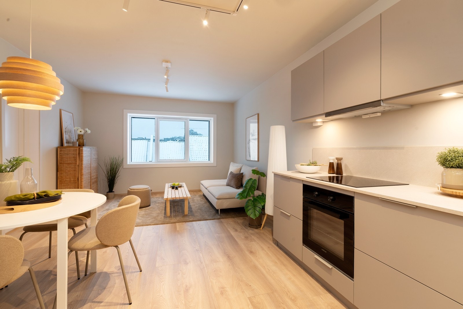 Leilighetens hovedrom er rommet hvor vi har åpen stue/ kjøkken løsning. Her er det store vindusflater som sørger for rikelig med naturlig lysinnslipp Galleribilde