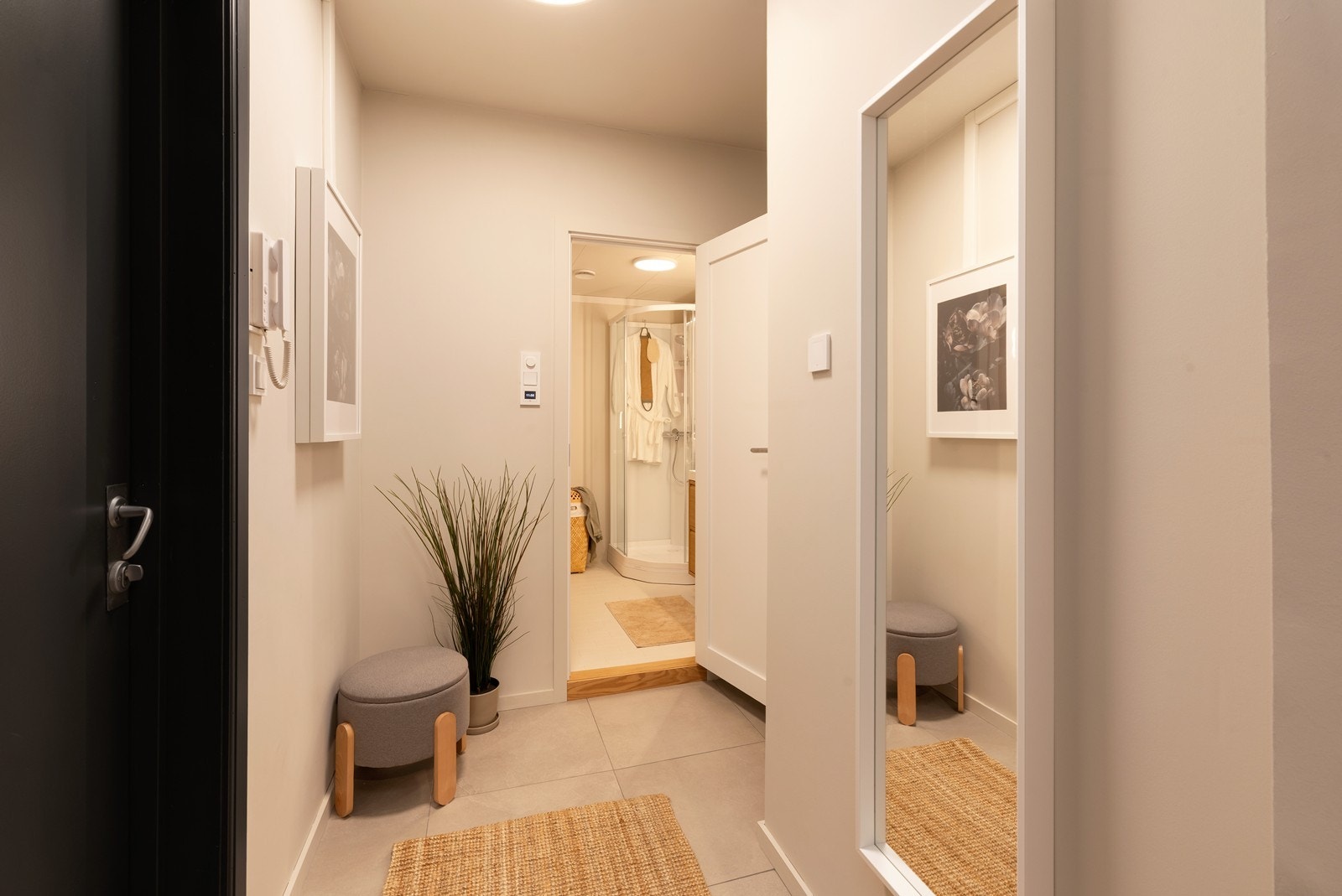 Fra gangen er det inngang til baderom. Galleribilde