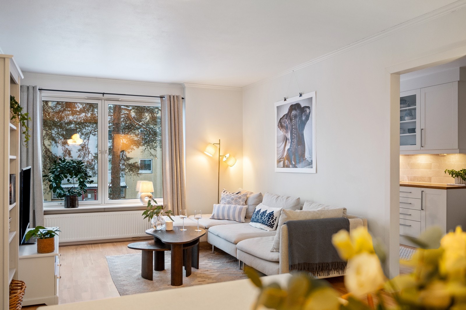 Stuen fungerer som et sentralt samlingspunkt i leiligheten, med tilknytning til kjøkkenet. Galleribilde