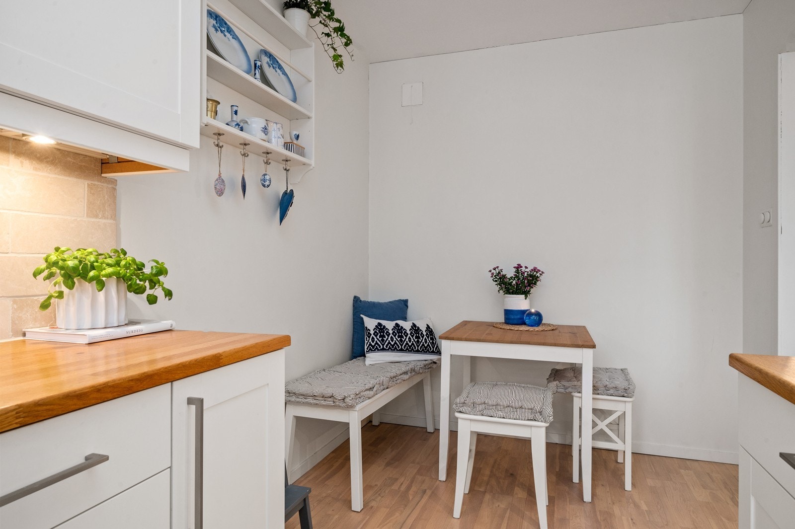 Kjøkkenet har en hyggelig spisekrok for hverdagens måltider. Galleribilde