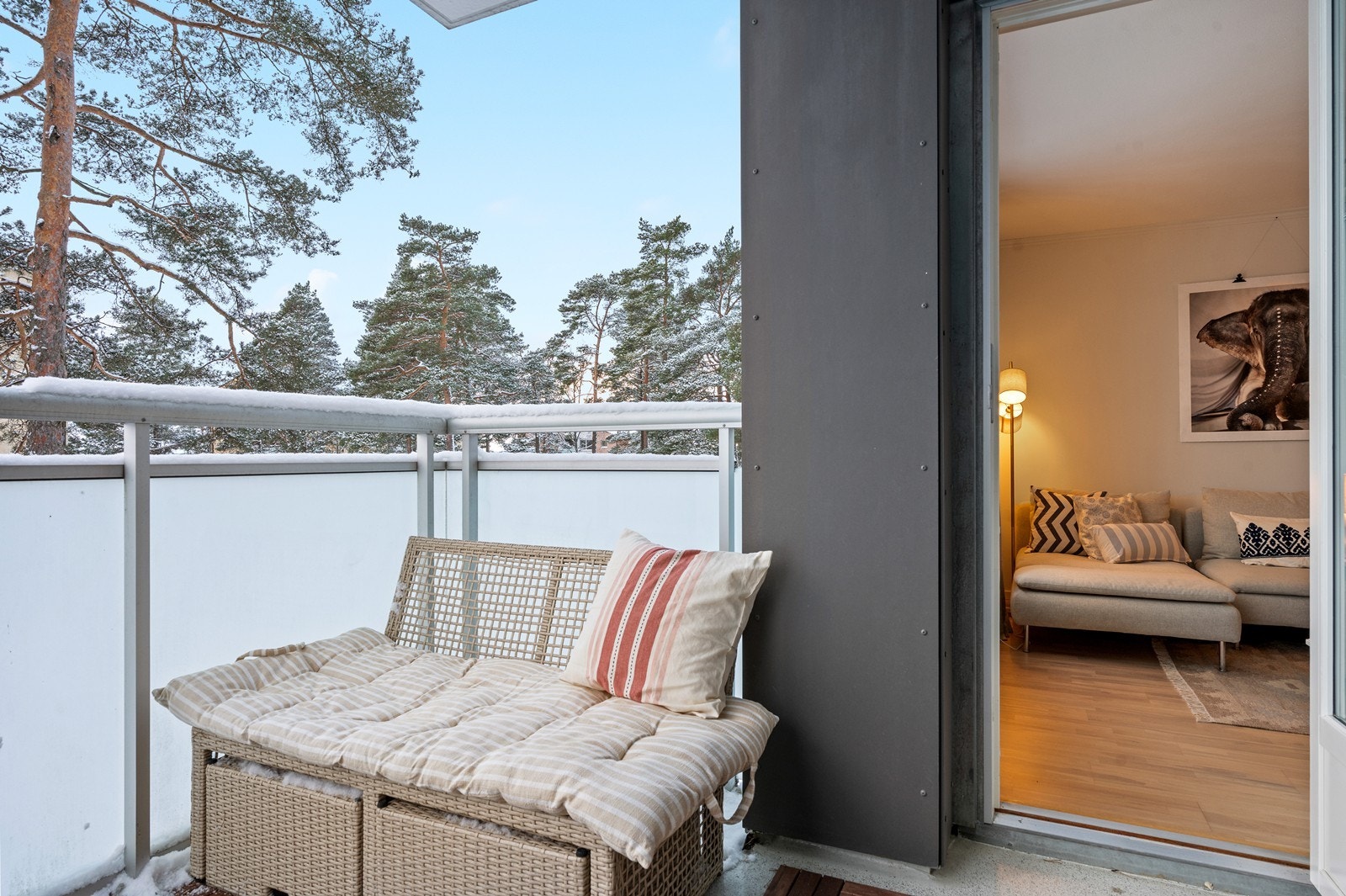 Fra stuen er det direkte utgang til balkongen, som utvider oppholdsrommet på varme dager. Galleribilde