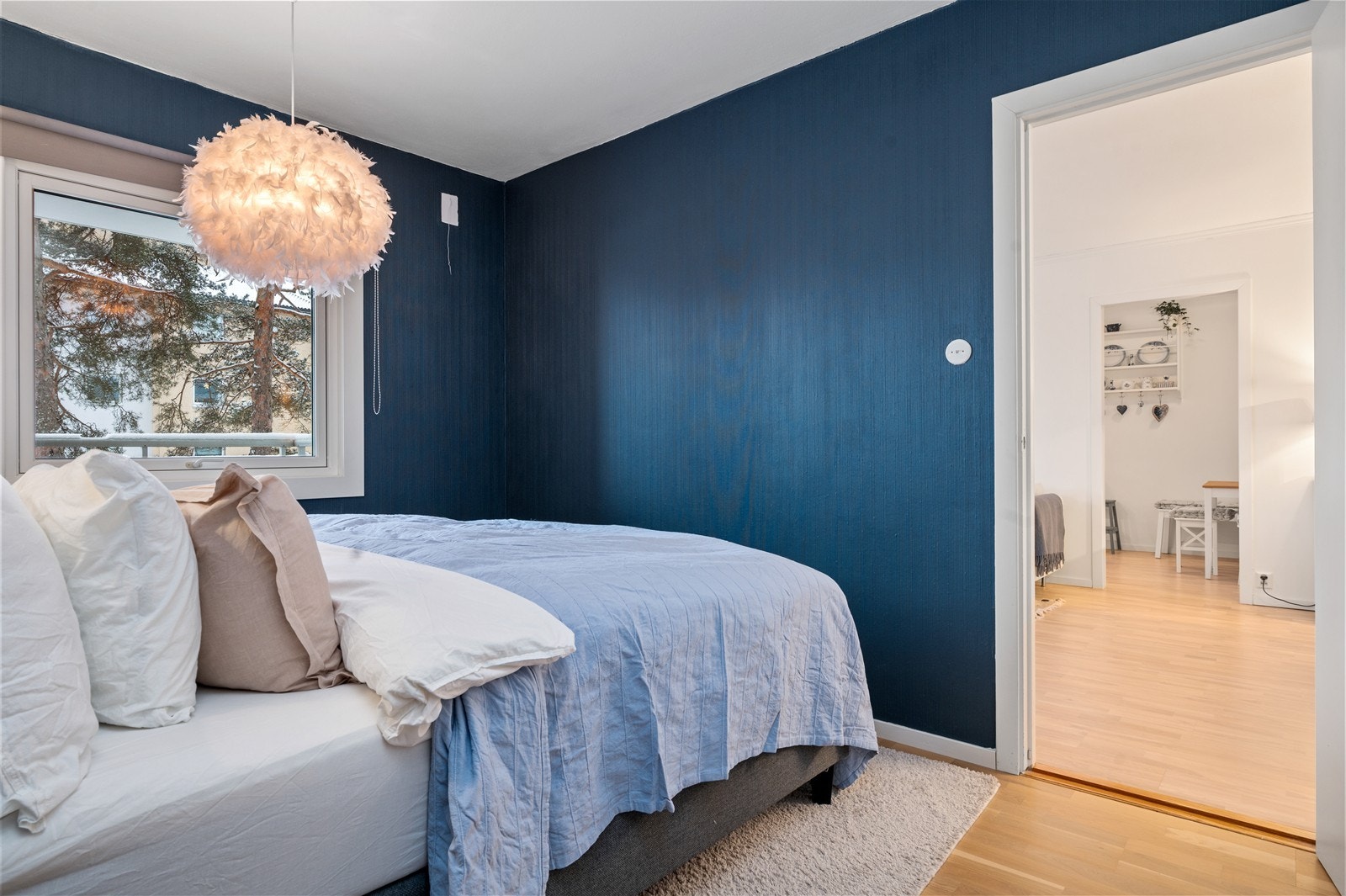 Dette soverommet har en rolig plassering med vindu som vender ut mot fellesarealene. Galleribilde