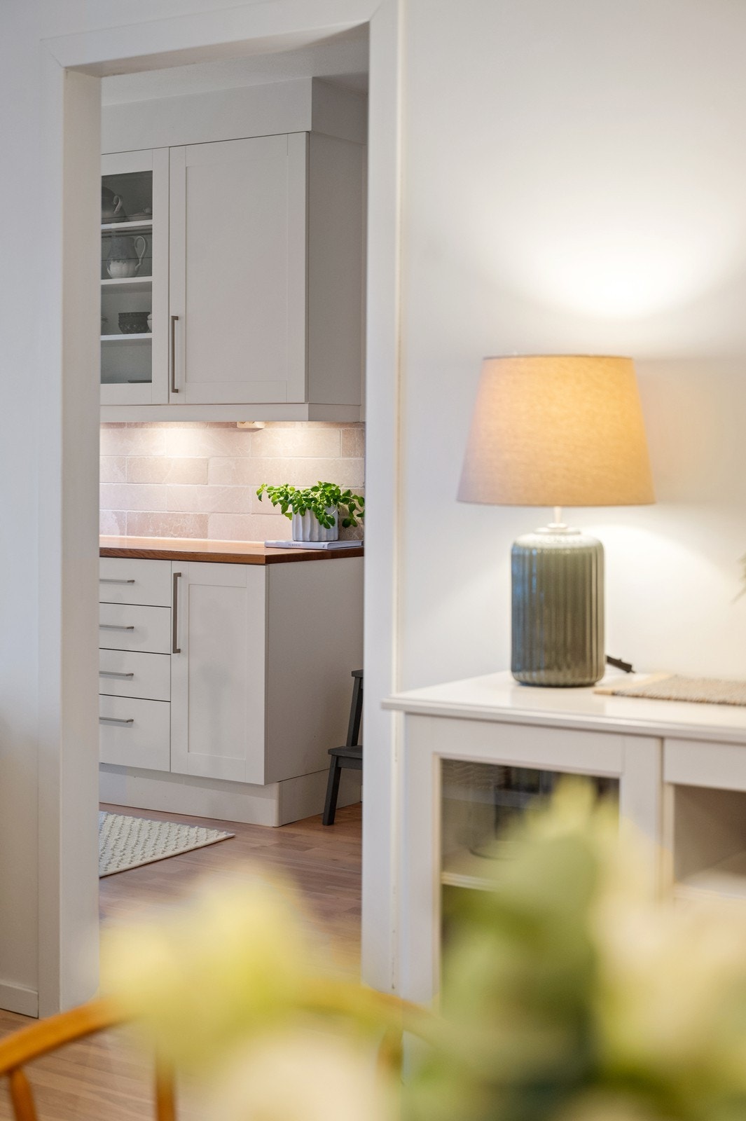 Fra stuen er det en åpen passasje inn til det separate kjøkkenet. Galleribilde