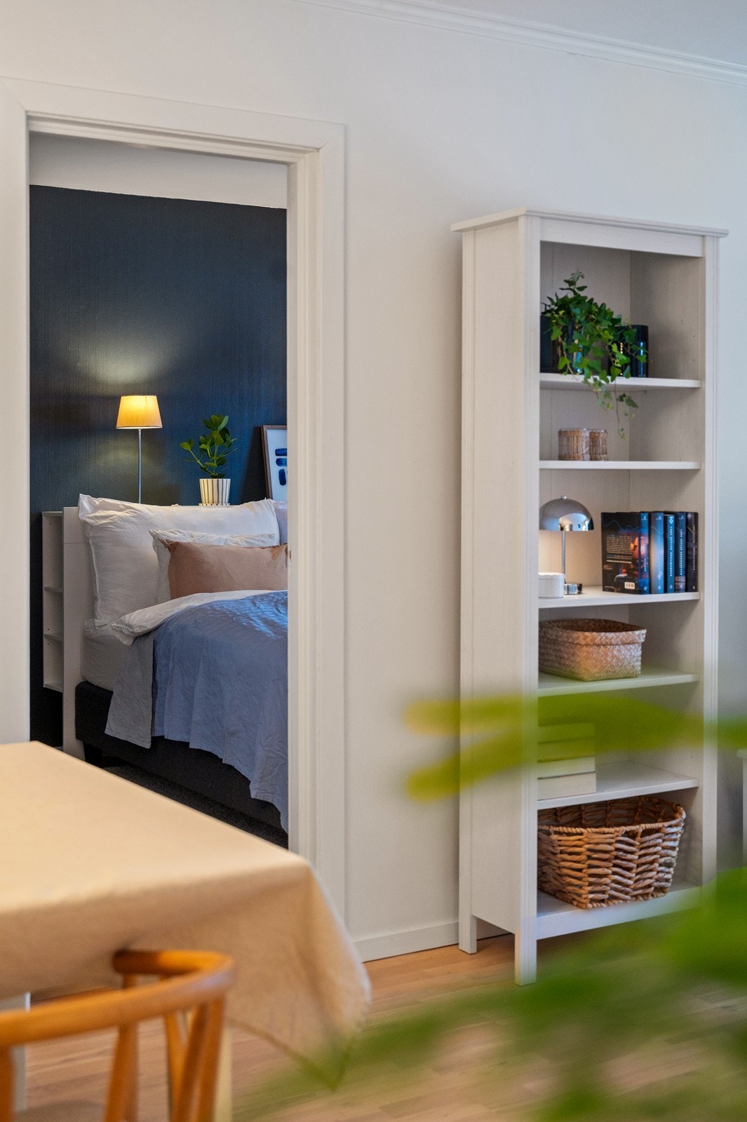 Leiligheten inneholder to soverom, praktisk plassert i en egen del av boligen. Galleribilde