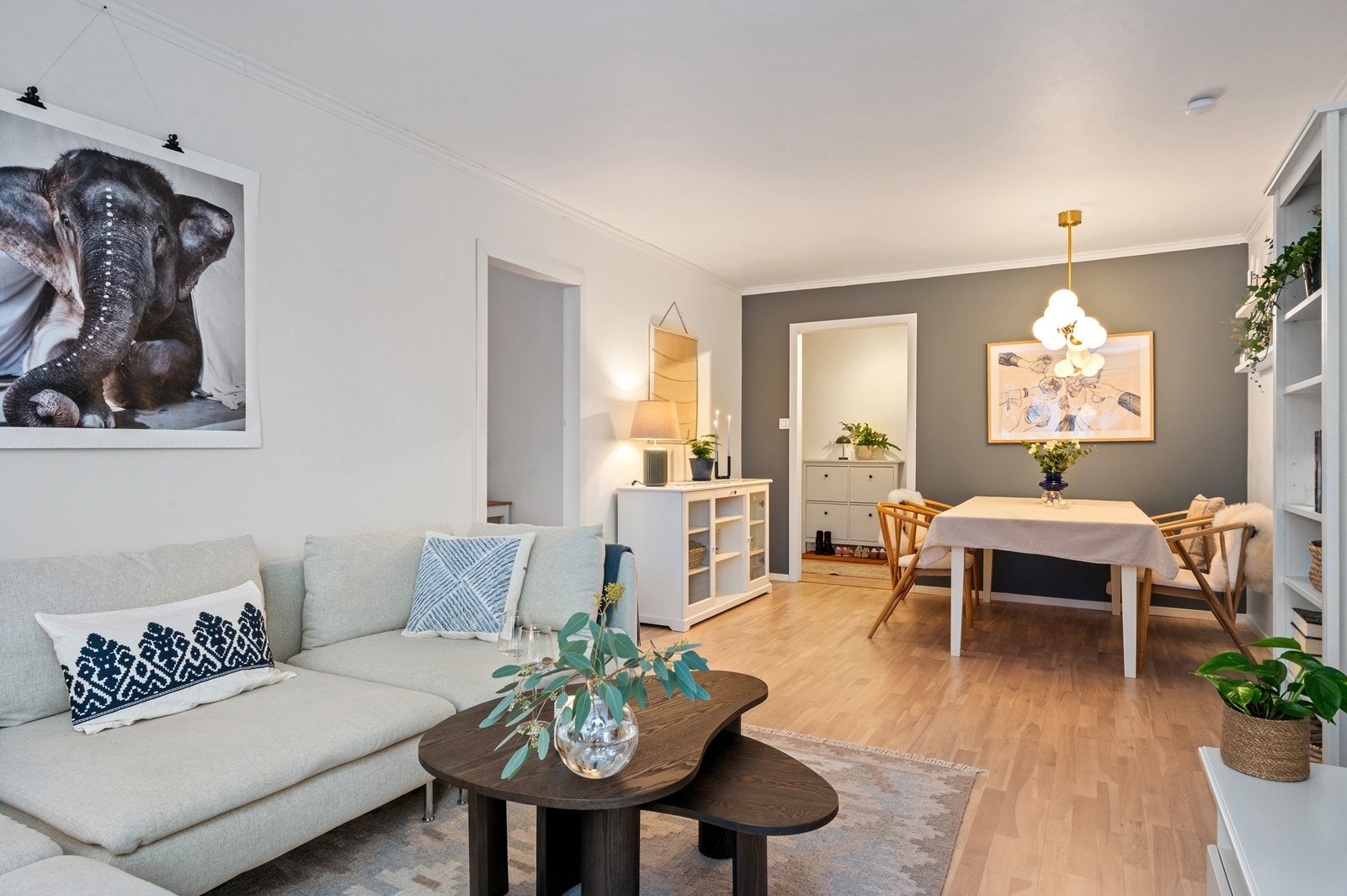 Den åpne løsningen gir en naturlig overgang mellom stue og spiseplass. Galleribilde