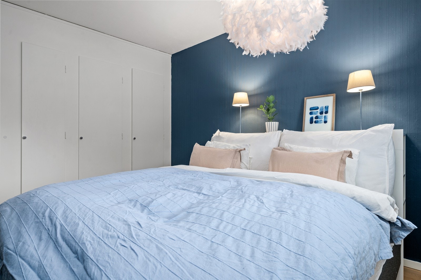 Hovedsoverommet har god plass til dobbeltseng og en integrert garderobeløsning. Galleribilde