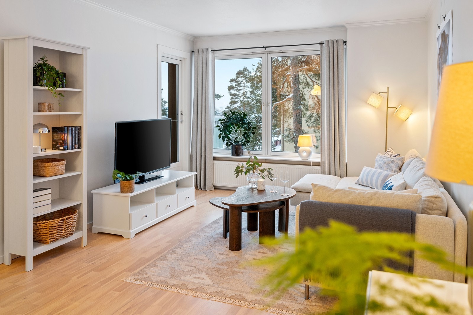 Fra stuen har man en fin utsikt mot de grønne fellesområdene. Galleribilde