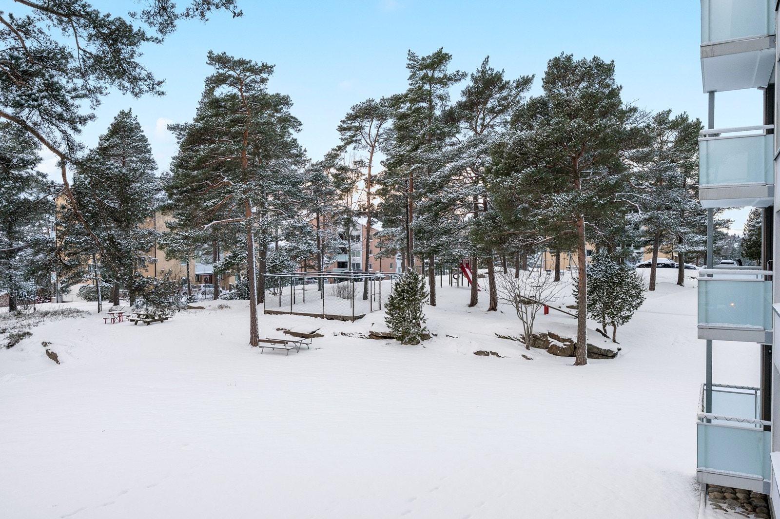 Nærområdet er familievennlig med flere barnehager og skoler innen gangavstand. Galleribilde