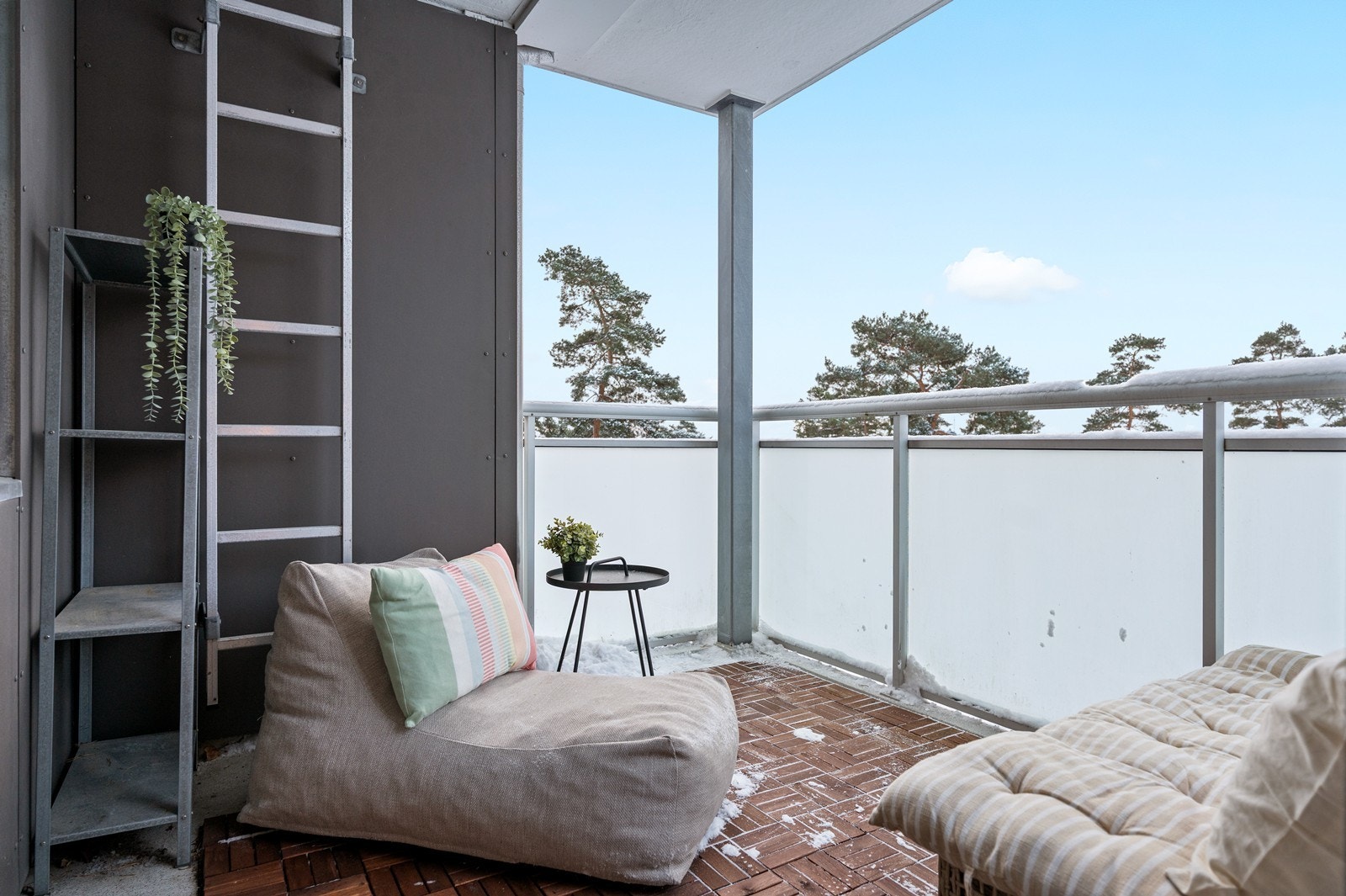 Balkongen har god plass til en sittegruppe og er delvis skjermet med frostet glass. Galleribilde