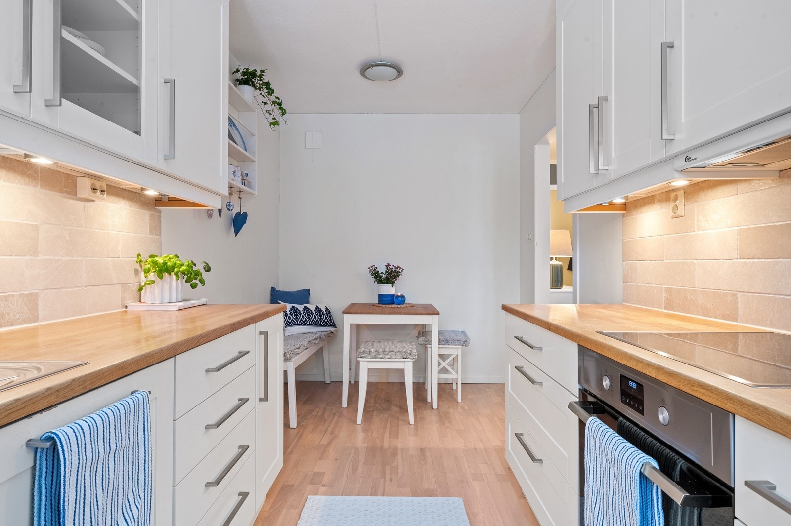 Kjøkkeninnredningen har profilerte fronter og en solid benkeplate i tre. Galleribilde