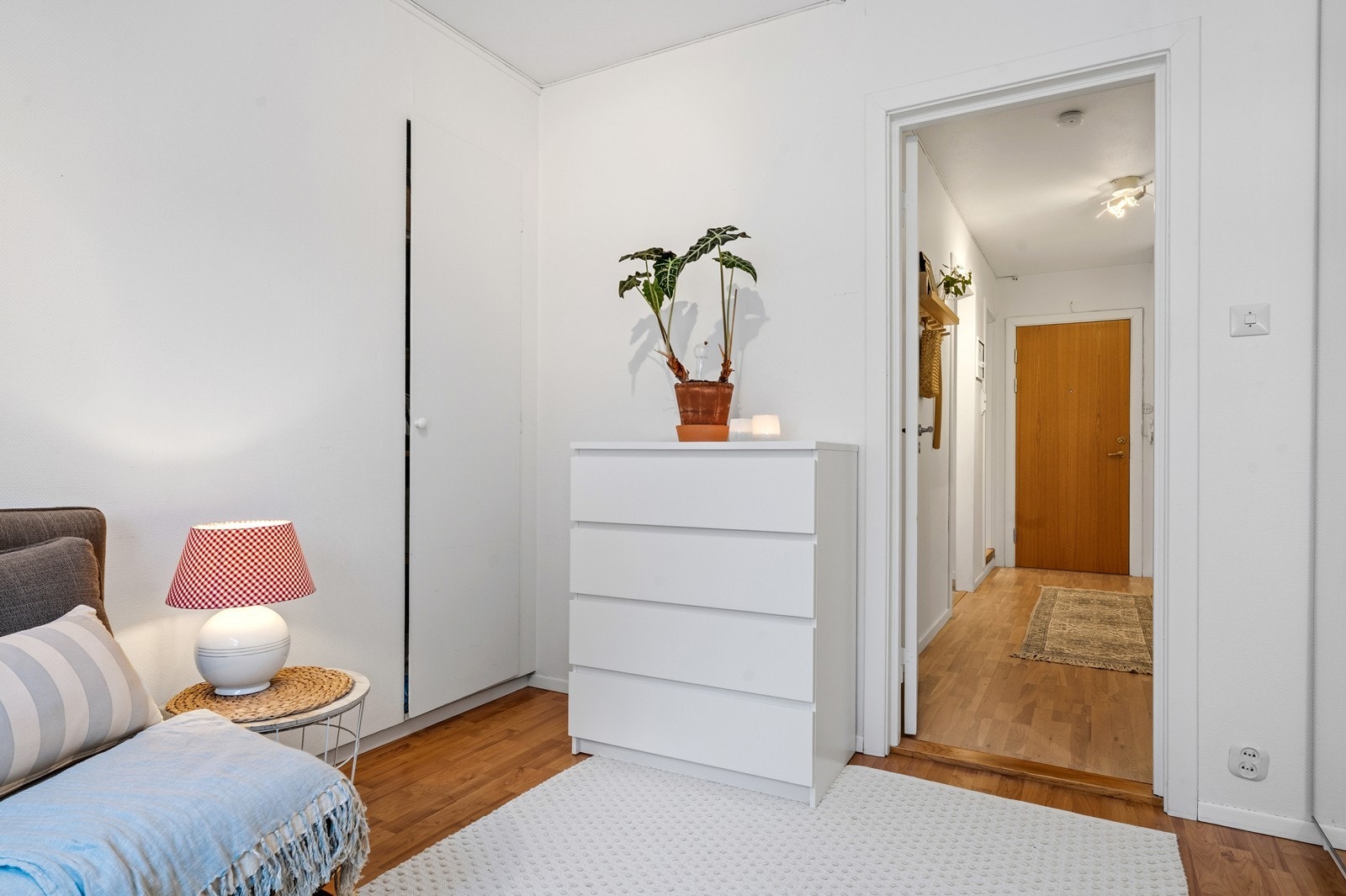 Rommet har plass til både seng og garderobeskap eller en kontorpult. Galleribilde