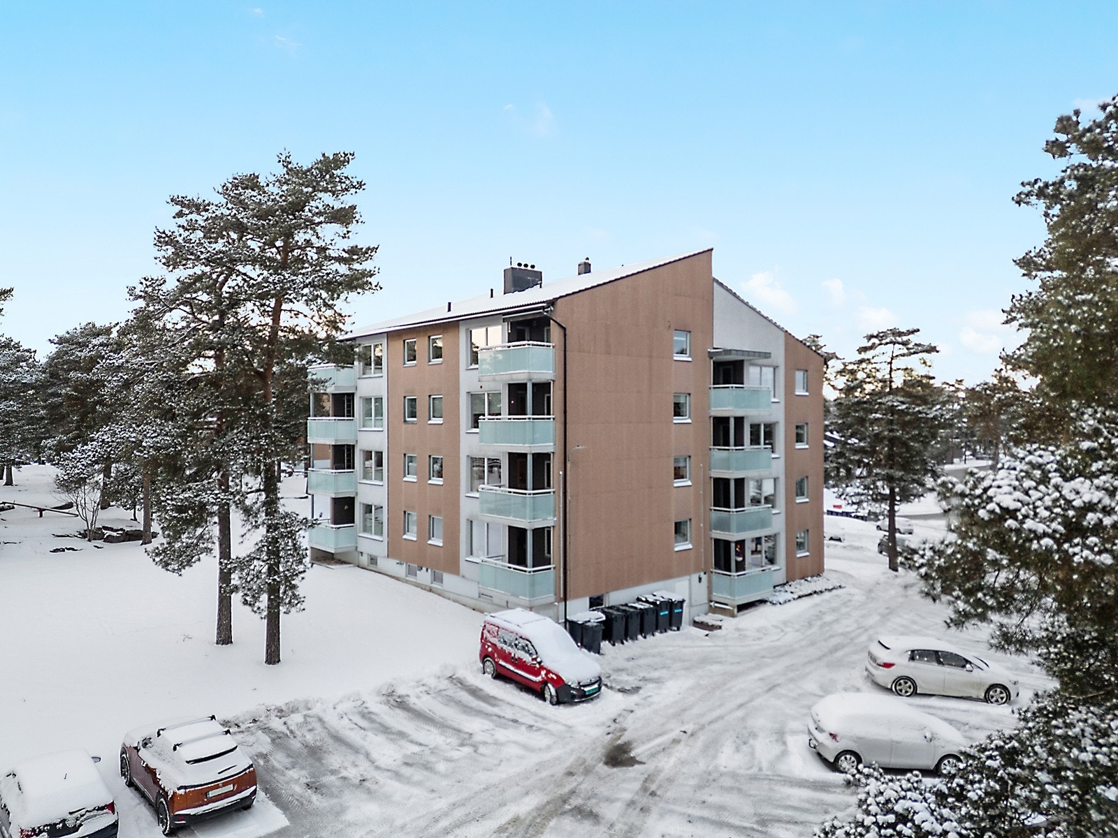 Leiligheten ligger i en velholdt bygning, skjermet til i et rolig og etablert boligområde. Galleribilde