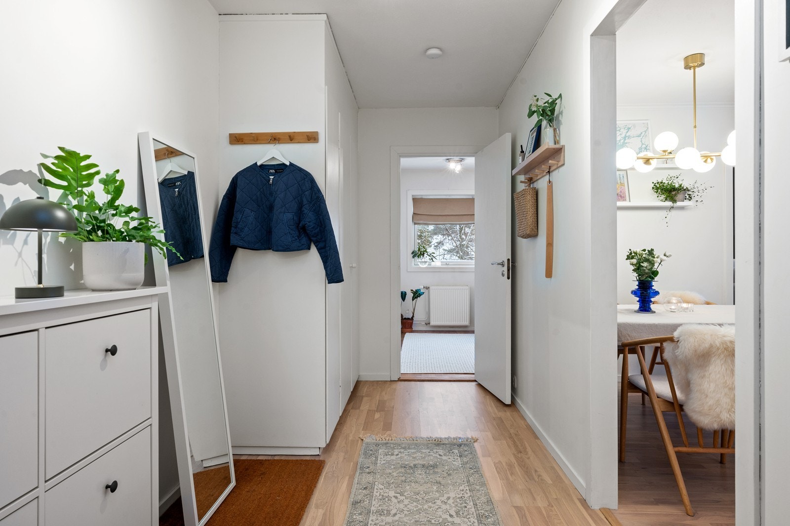 Gangen binder leilighetens rom sammen på en effektiv og arealeffektiv måte. Galleribilde