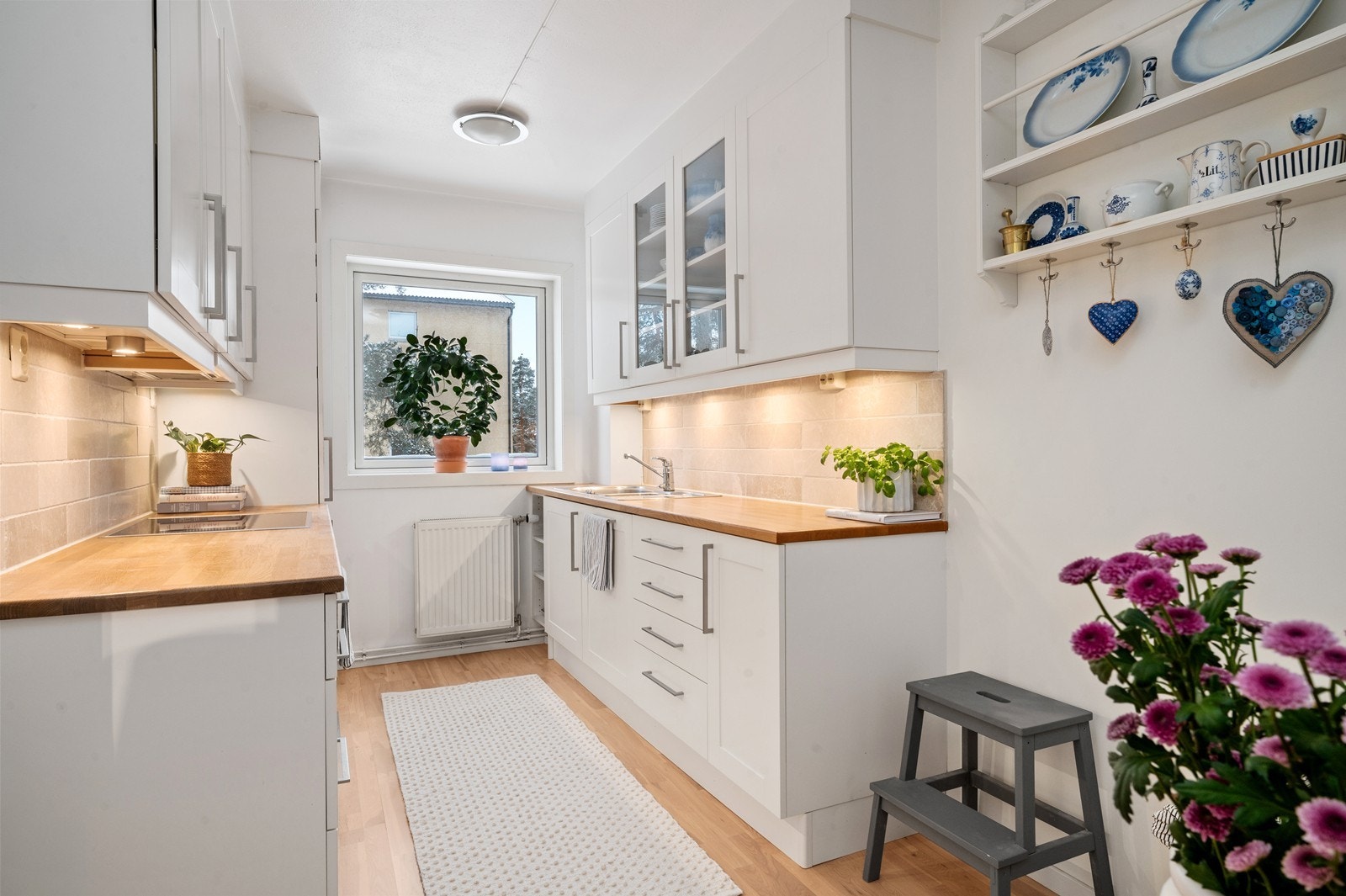 Funksjonelt kjøkken med rikelig skap- og benkeplass, samt belysning under overskapene. Galleribilde