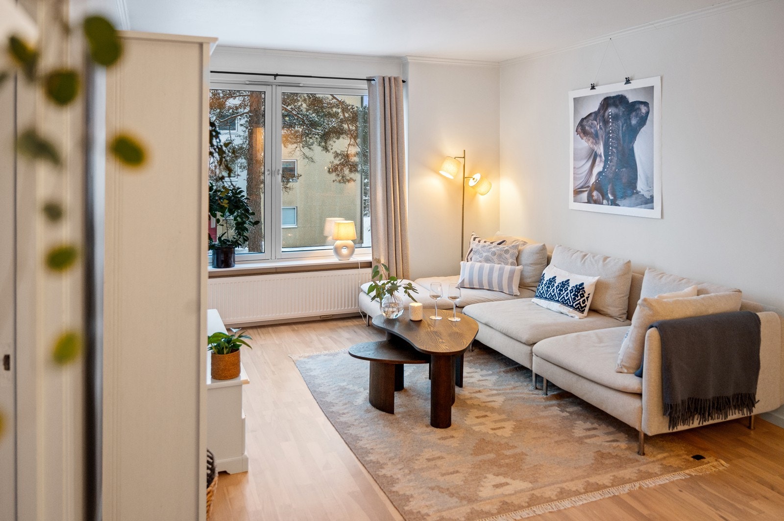 Gjennomgående parkett på gulv gir et helhetlig og pent inntrykk i oppholdsrommene. Galleribilde