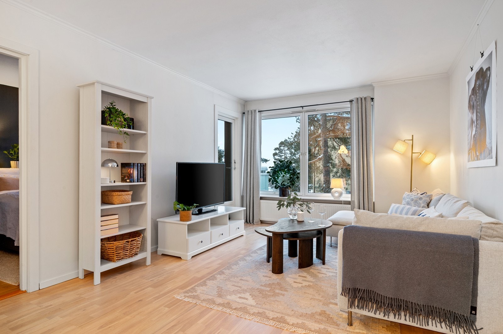 Stuen er et lyst og luftig rom med store vindusflater som gir godt med dagslys. Galleribilde