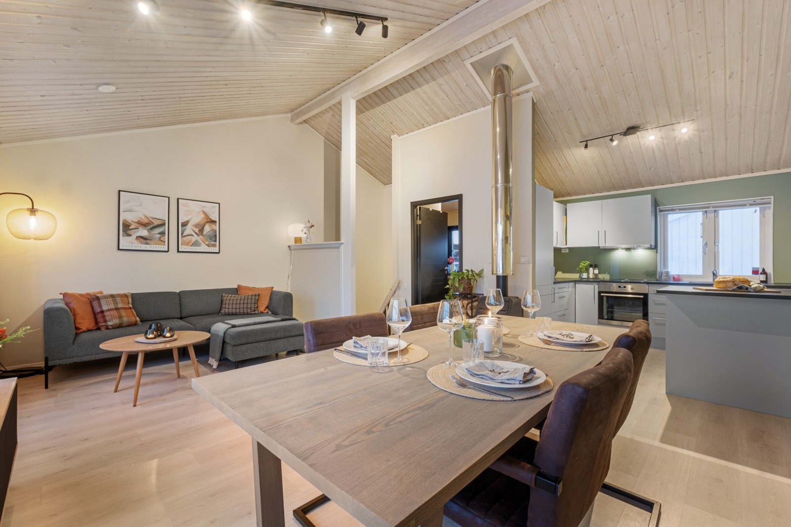 Innbydende rekkehus på to etasjer. Galleribilde