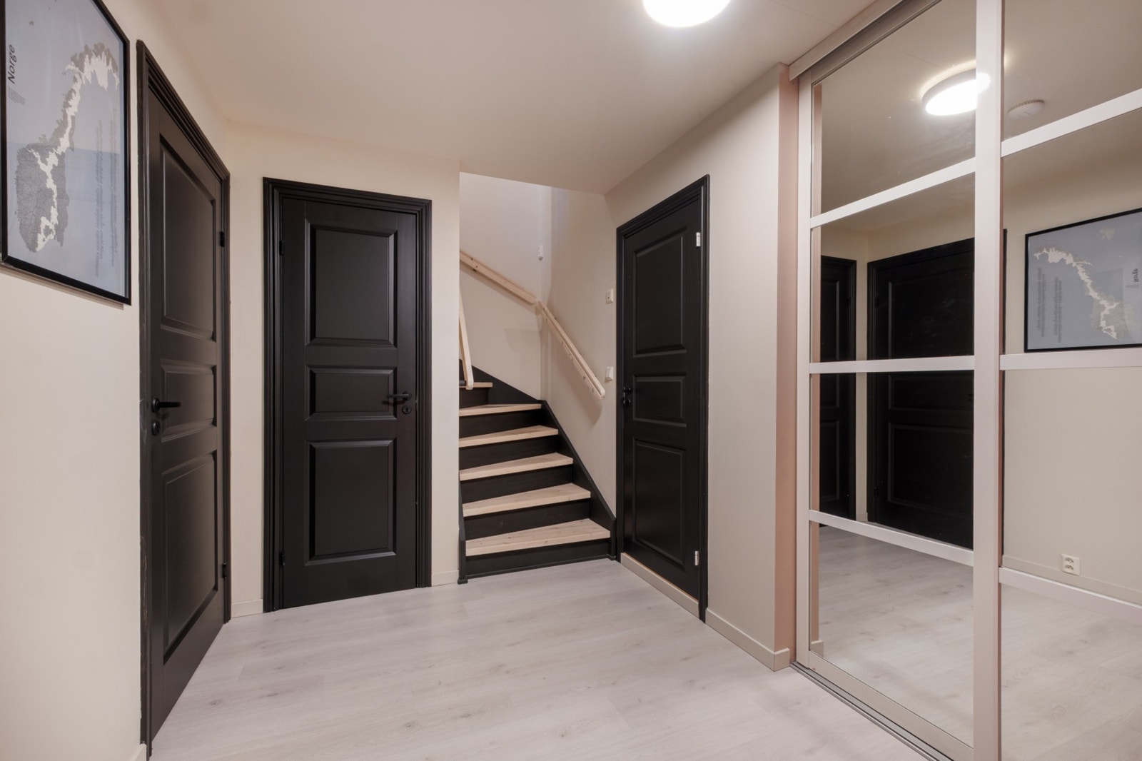 Gangen i underetasje til soverommene, bad og bod. Galleribilde