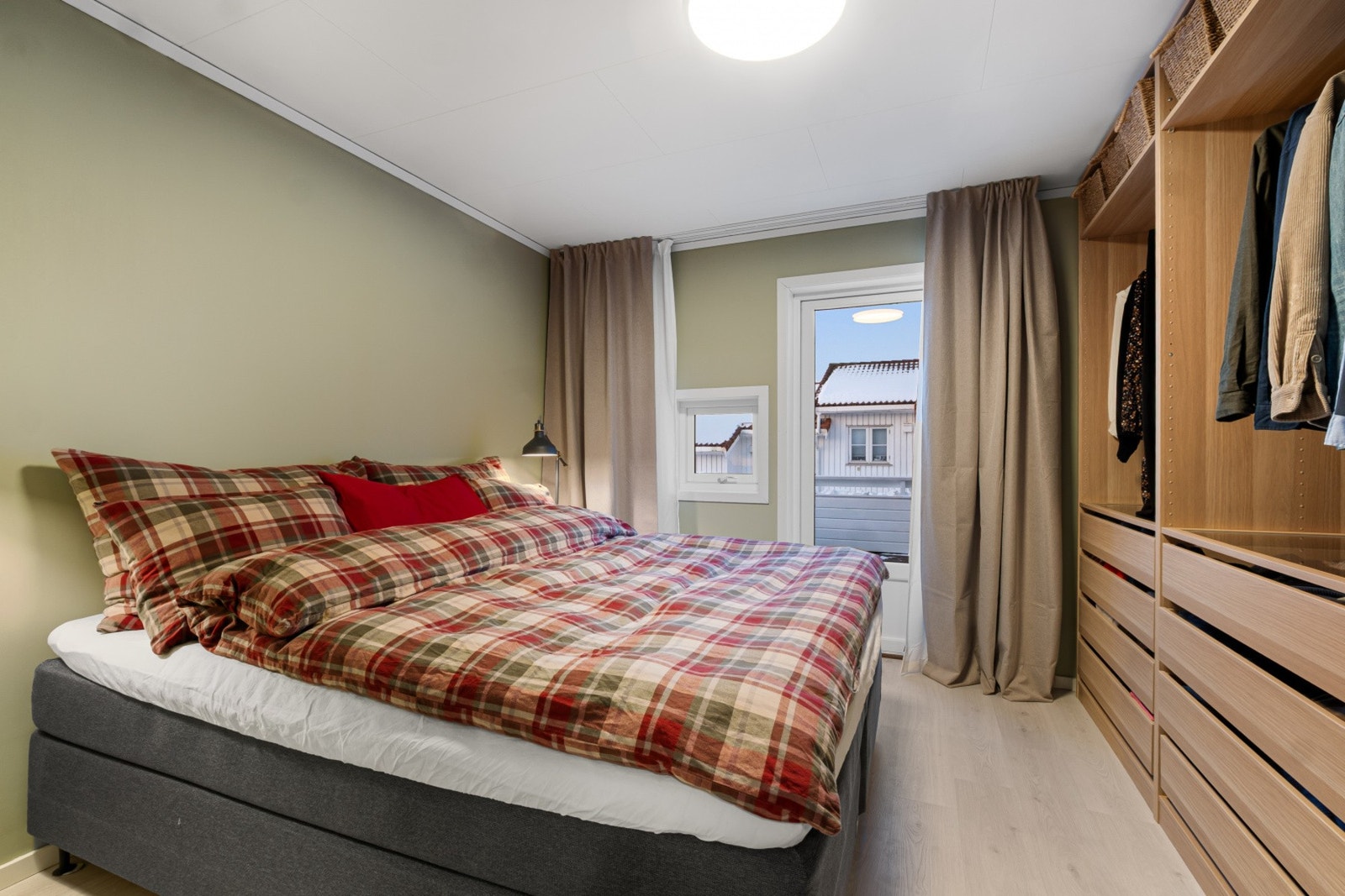 Hovedsoverommet med praktisk pax garderobeskap. Galleribilde