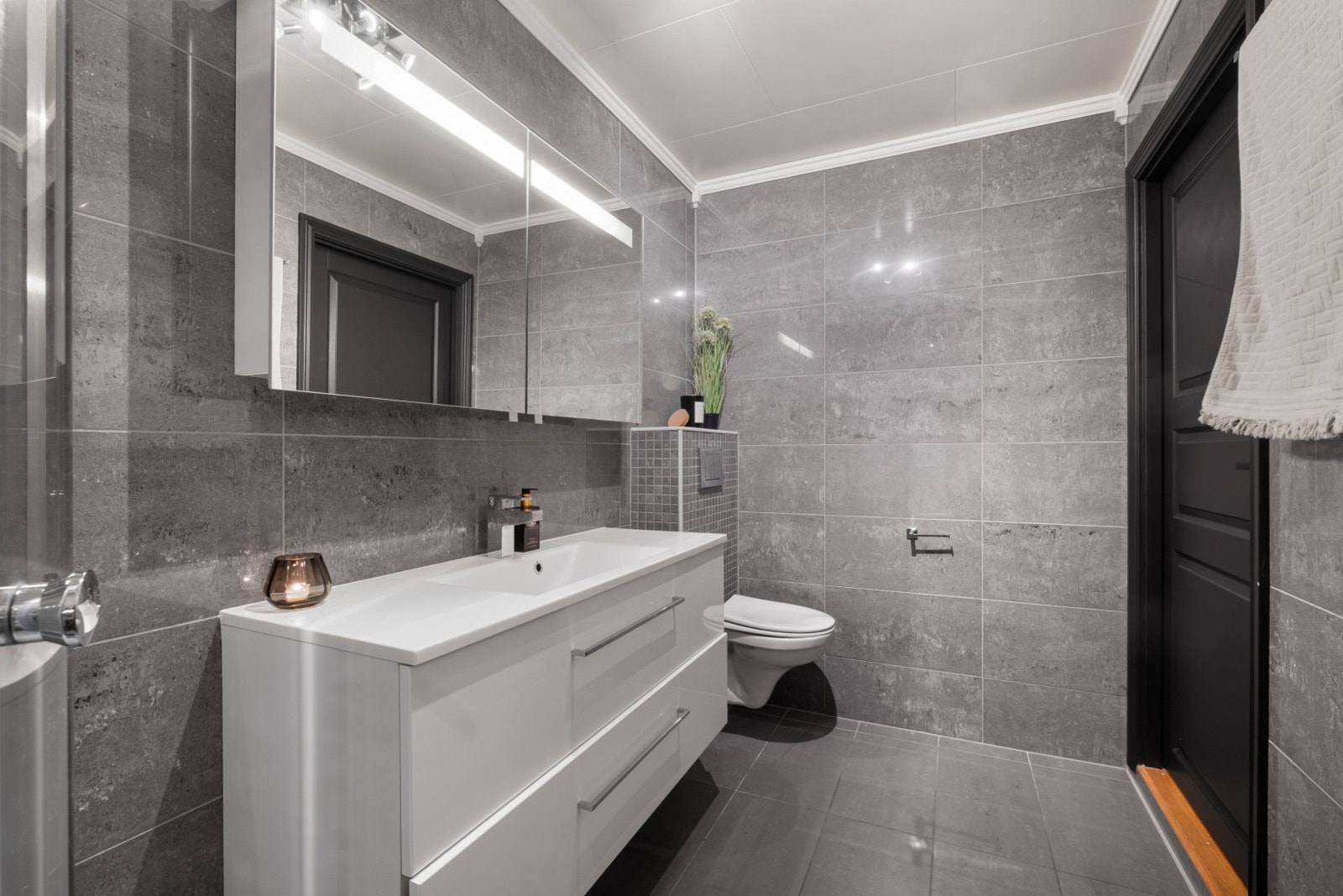 Nyere dusjkabinett satt inn i bytte mot et badekar som det var tidligere. Galleribilde