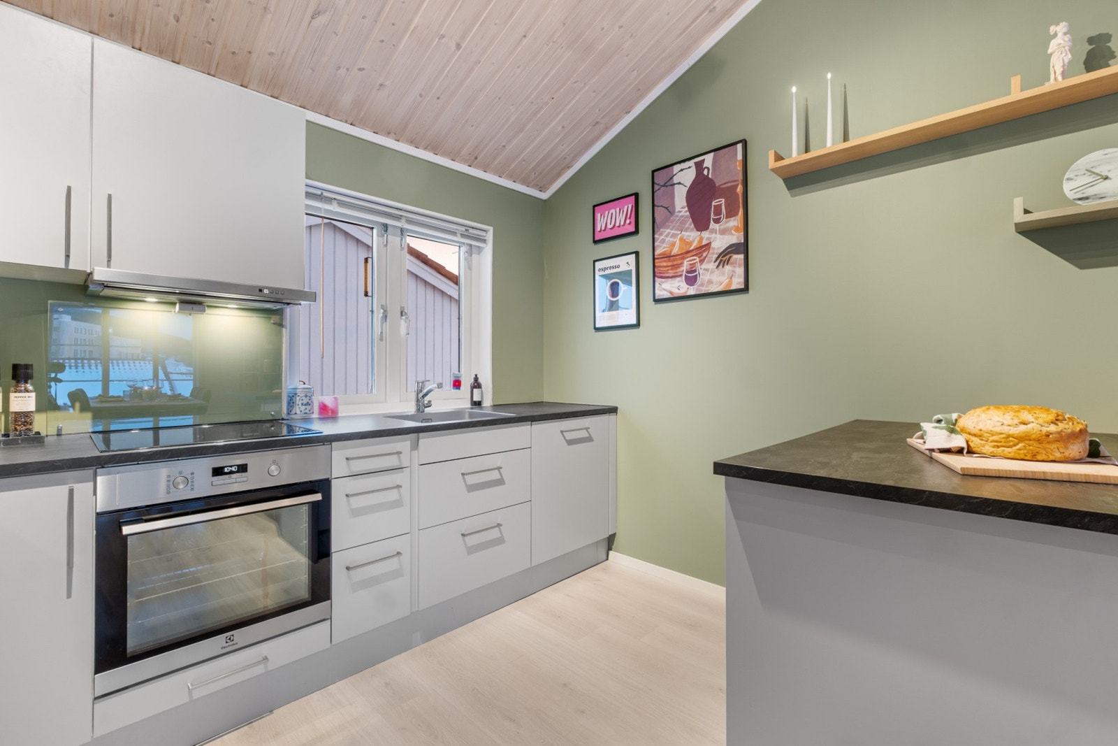 Integrerte hvitevarer som stekeovn, platetopp, oppvaskmaskin og kjøl/fryseskap. Galleribilde