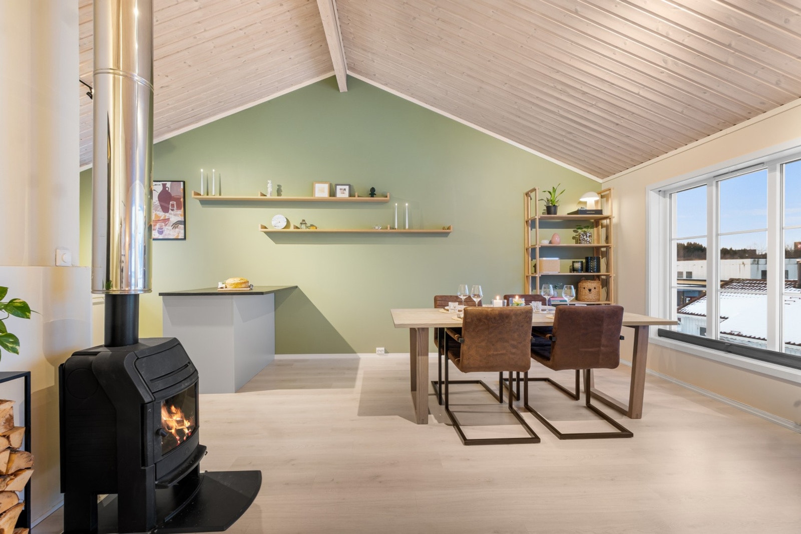 Den åpne og romslige stuen imponerer med god takhøyde og slette overflater! Galleribilde