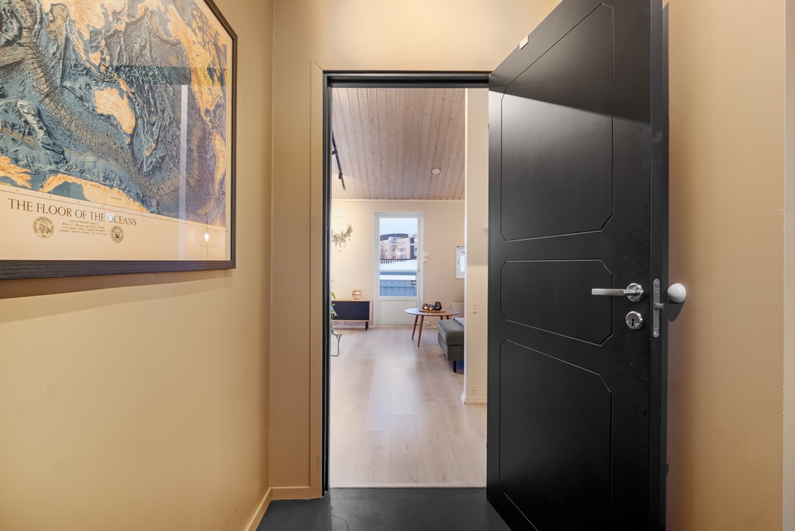 Sett fra gangen mot stue. Galleribilde