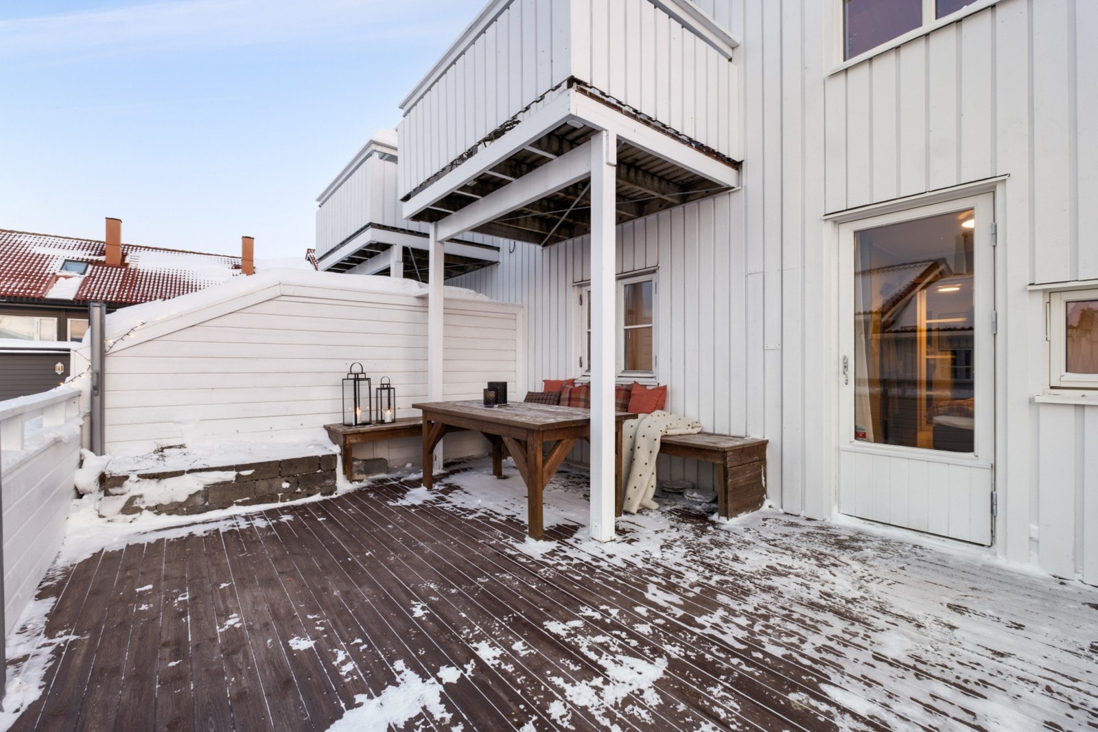 Utgang til solrik terrasse fra hovedsoverommet. Galleribilde
