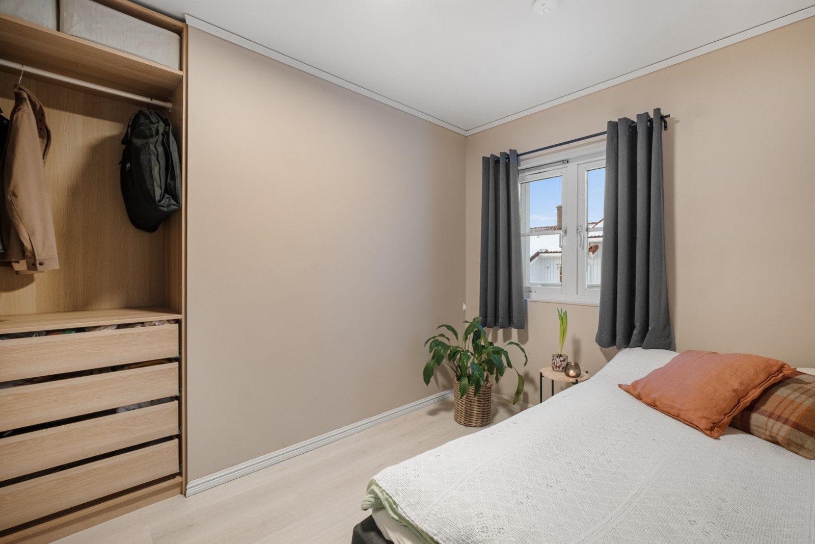 Soverom II - her også med pax garderobeskap. Galleribilde