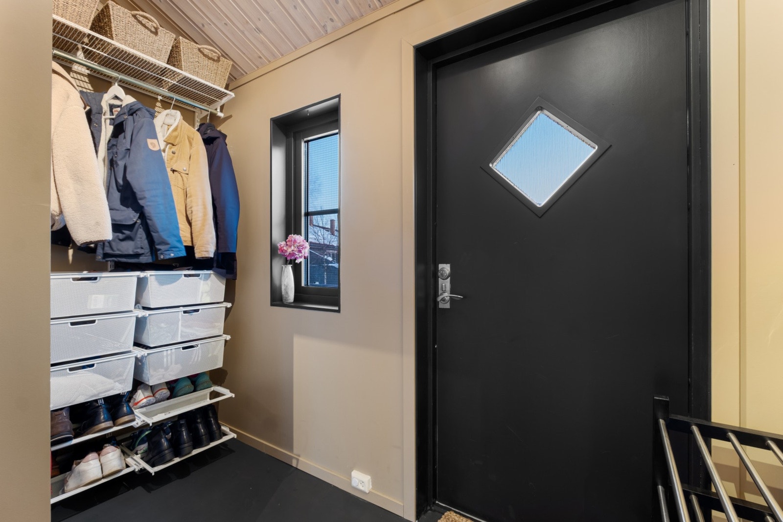 Inngangsdøren i boligens øverste etasje. Galleribilde