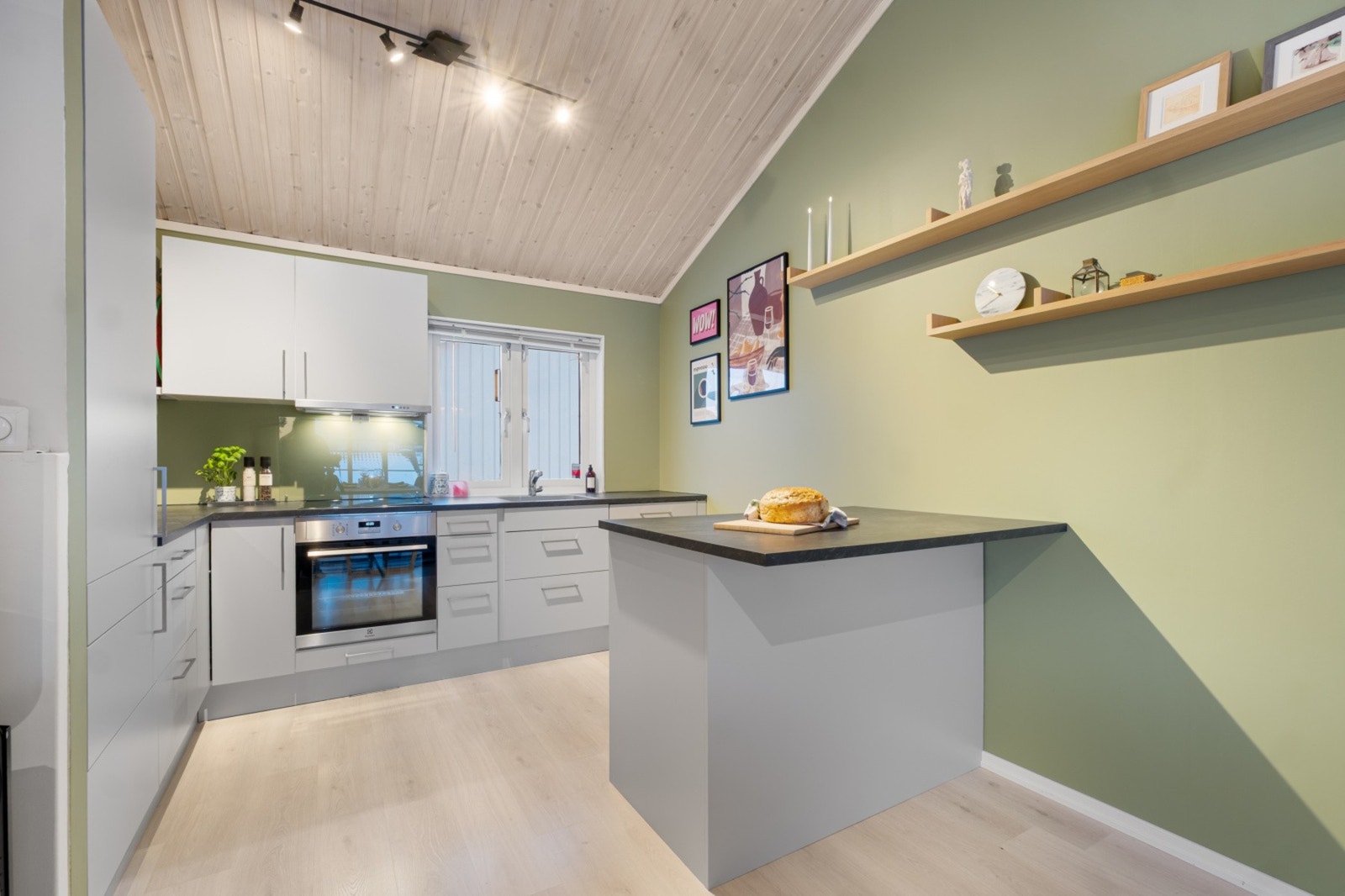 Praktisk kjøkkenøy mot stue med plass til barkrakker. Galleribilde