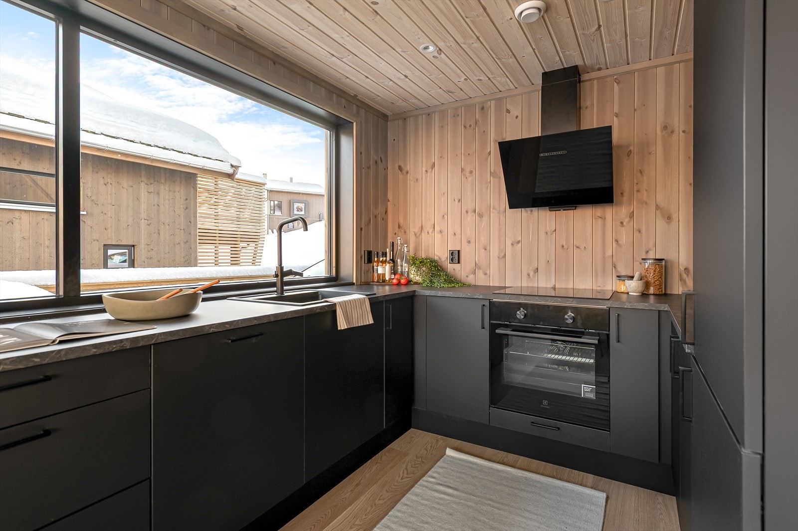 Innredningen har under- og overskap og god benkeplass. Integrerte hvitevarer. Galleribilde