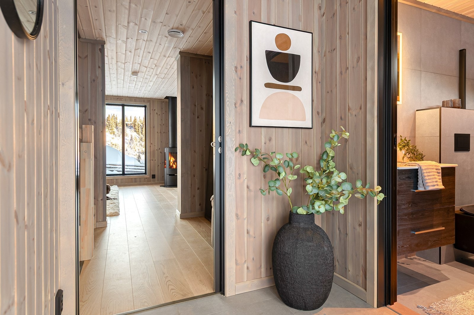 Trivelig inngangsparti med plass til å henge fra seg. Galleribilde