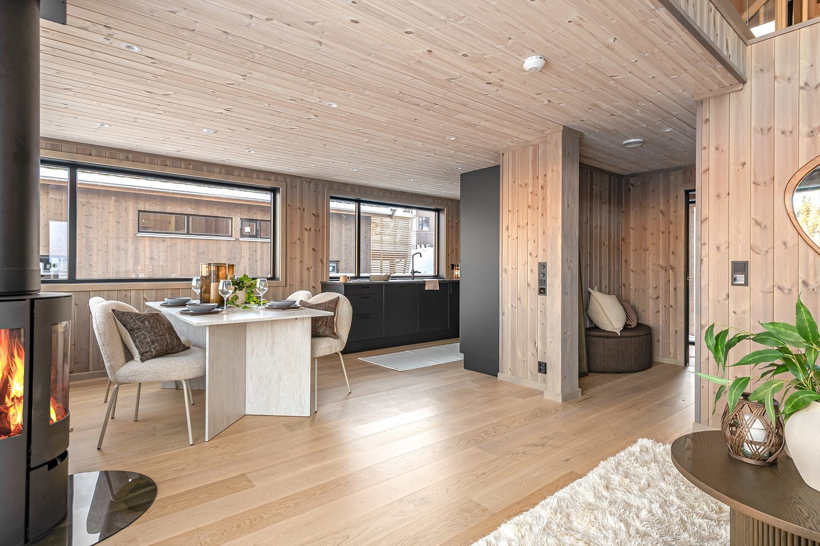 Åpen løsning mot stuestue og kjøkken Galleribilde