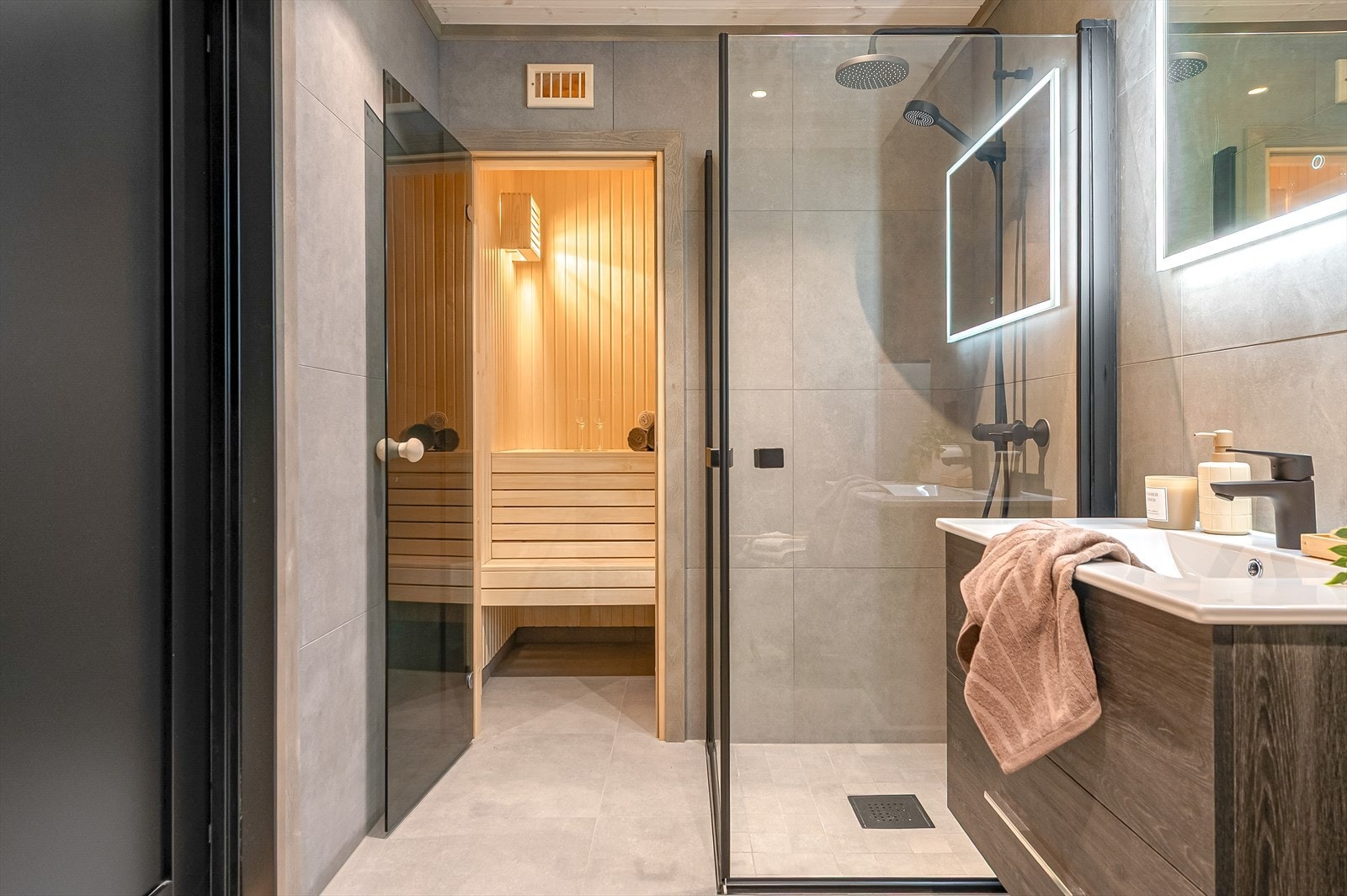 Dusjhjørne med glassdører. Galleribilde